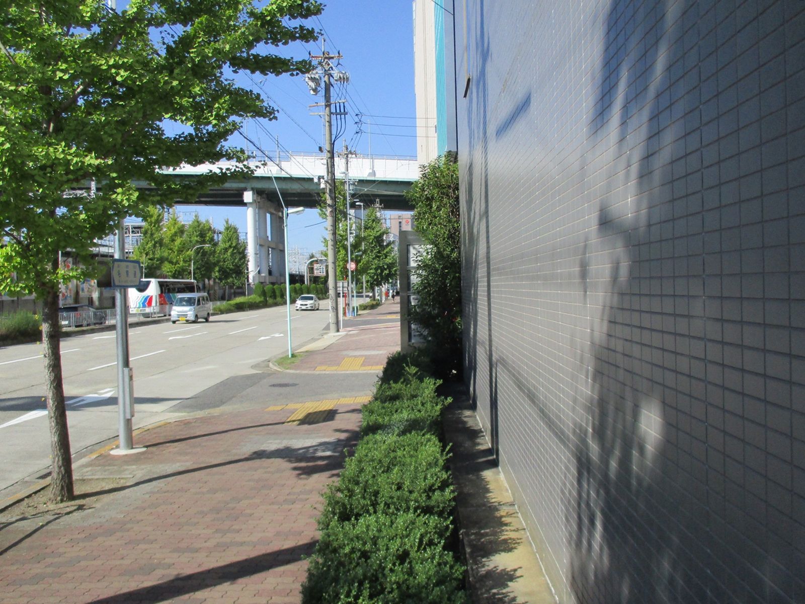 オフィスビル前面の名駅通