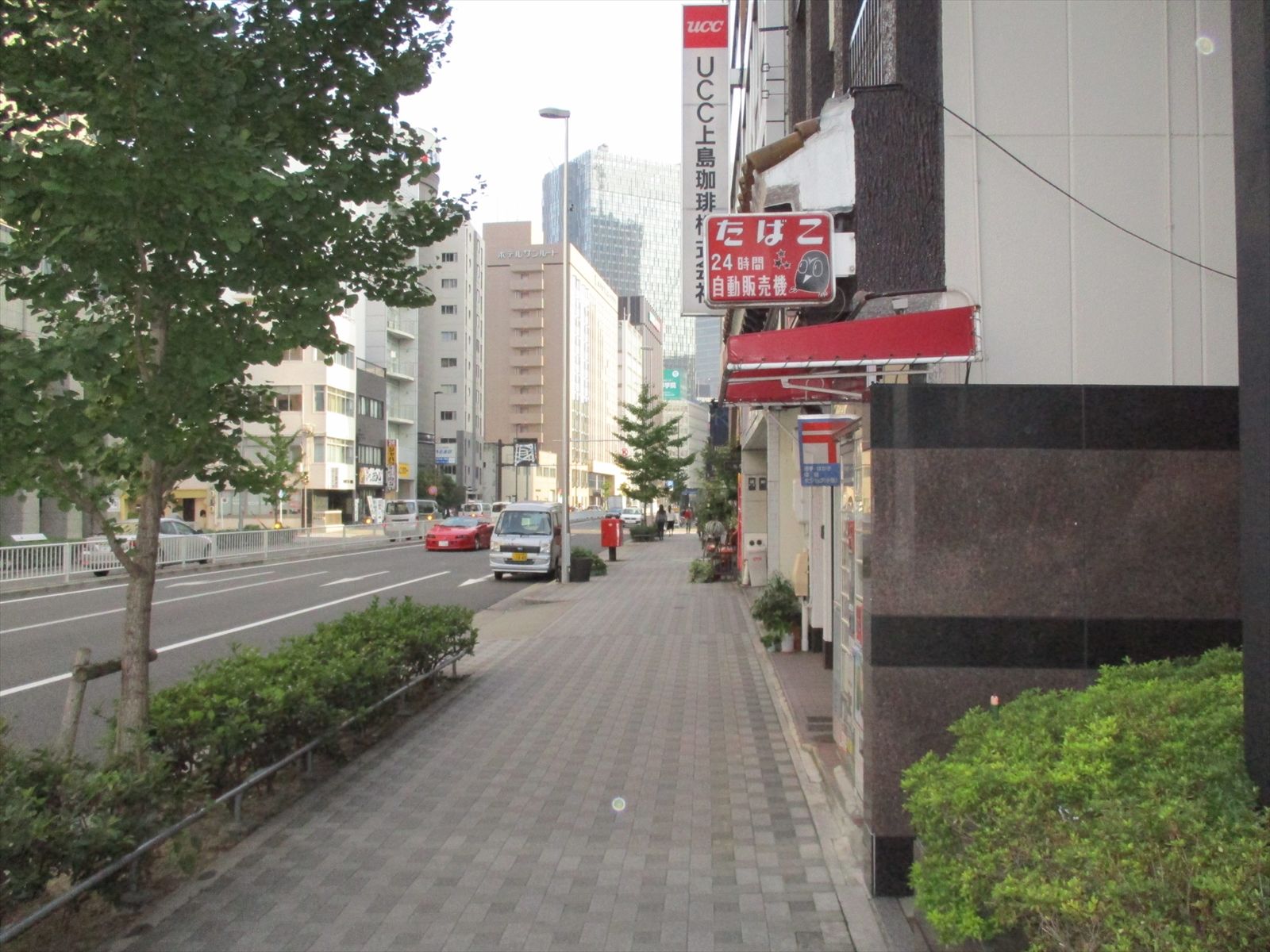 オフィスビル前面の通り