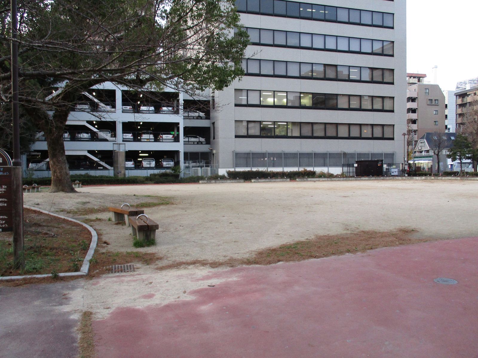向かいの住吉公園