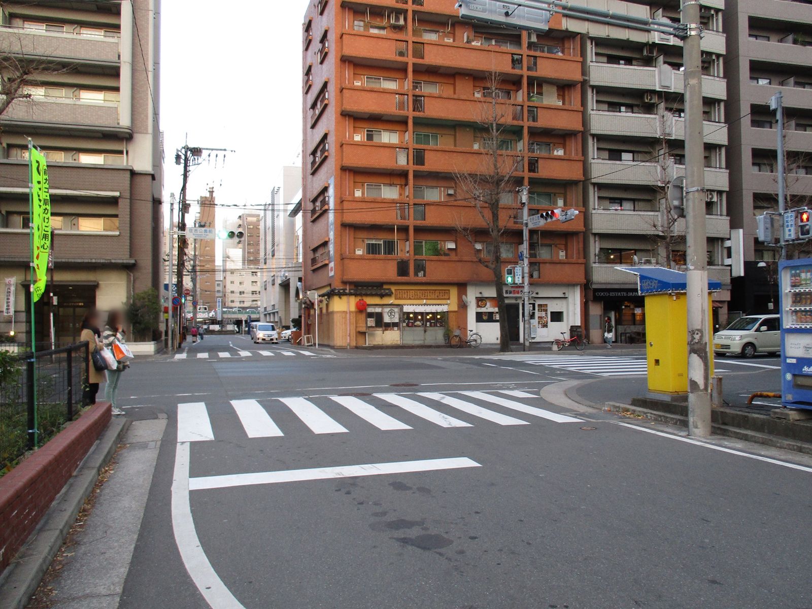 オフィスビル前面の住吉公園前交差点