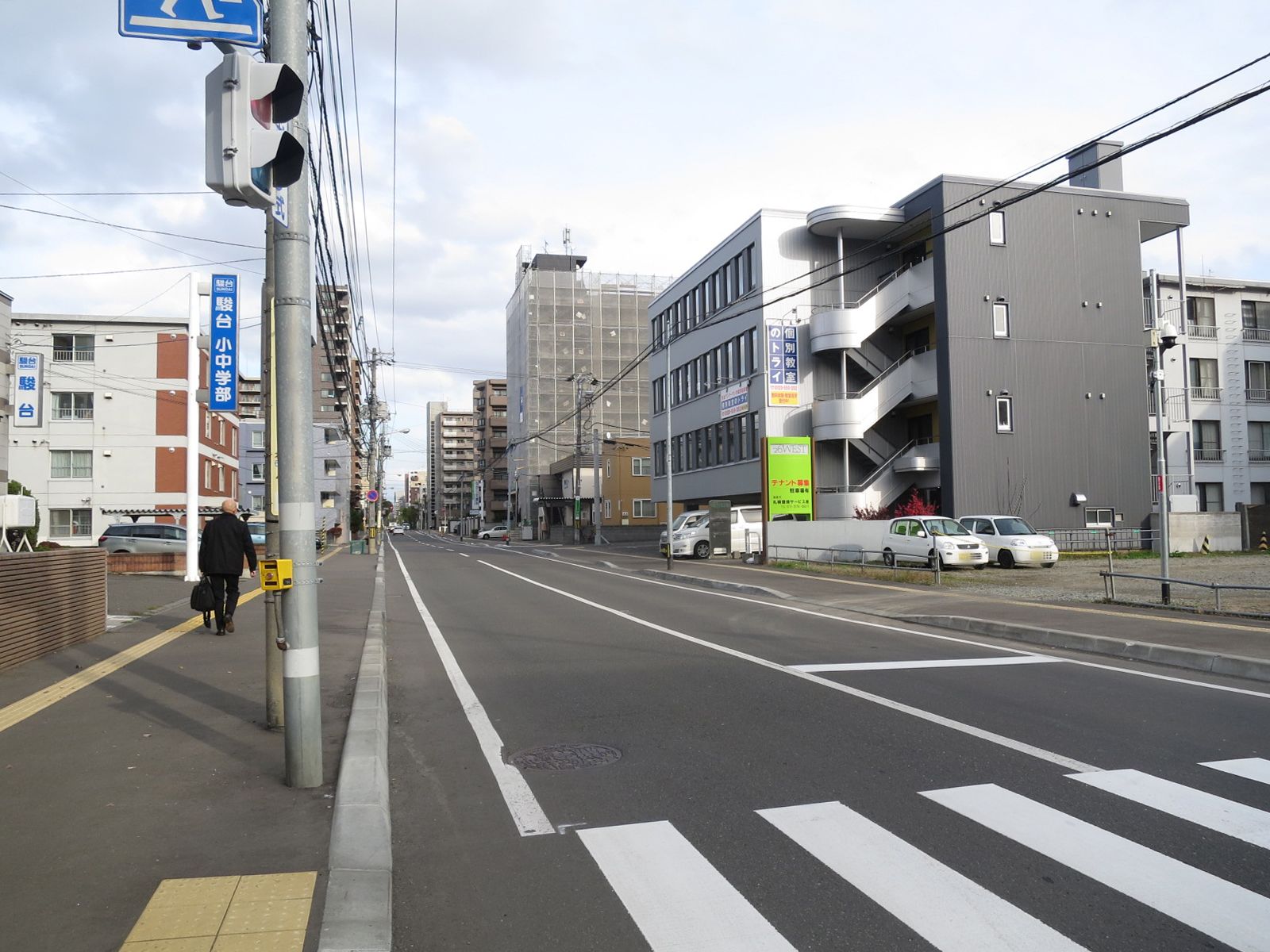 オフィスビル前面の通り