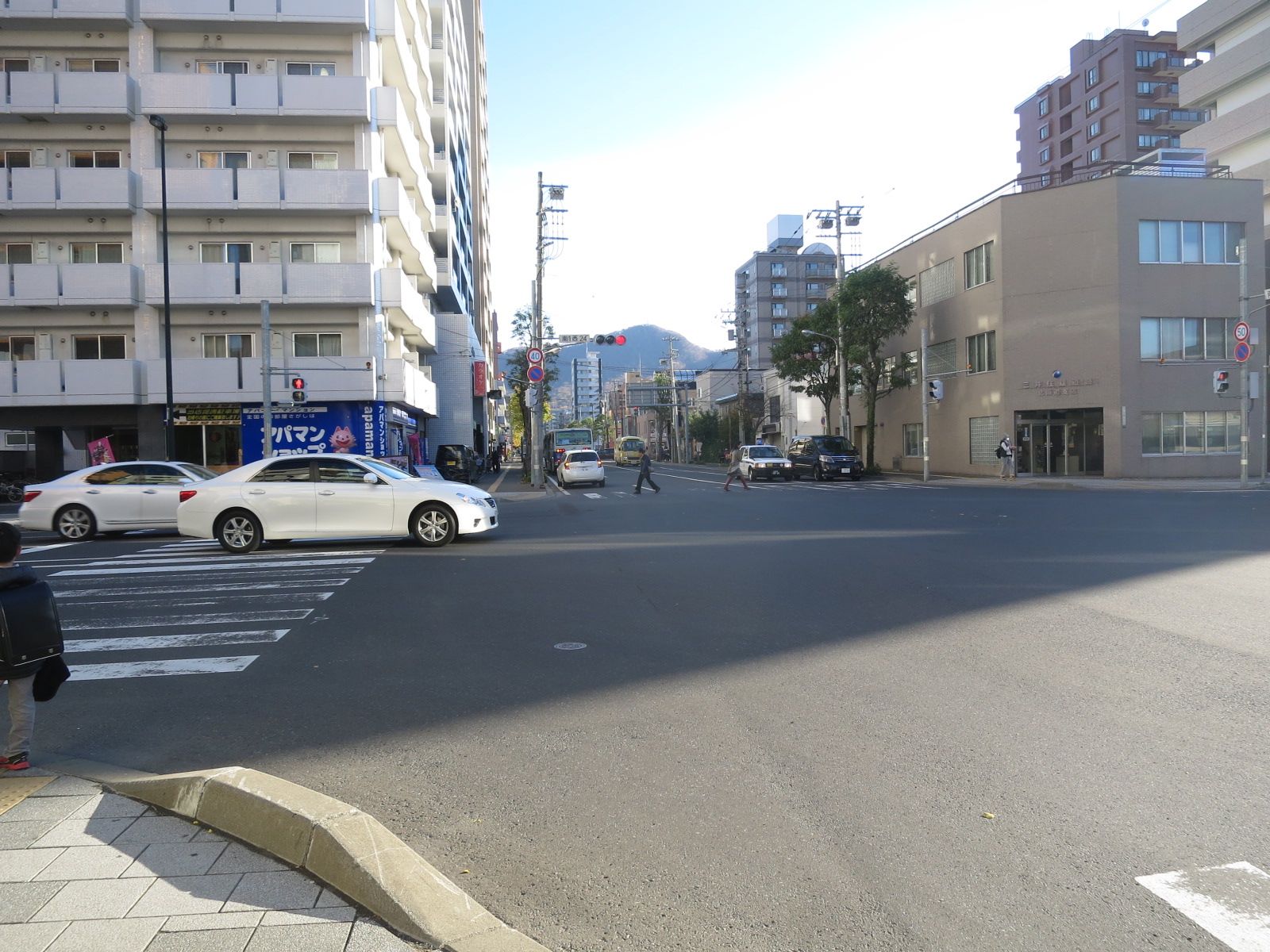 オフィスビル前面の大通西24交差点