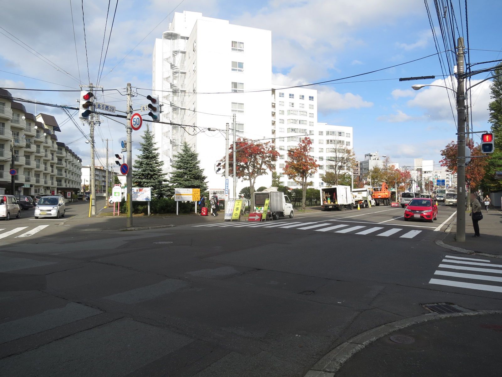 オフィスビル前面の山の手通