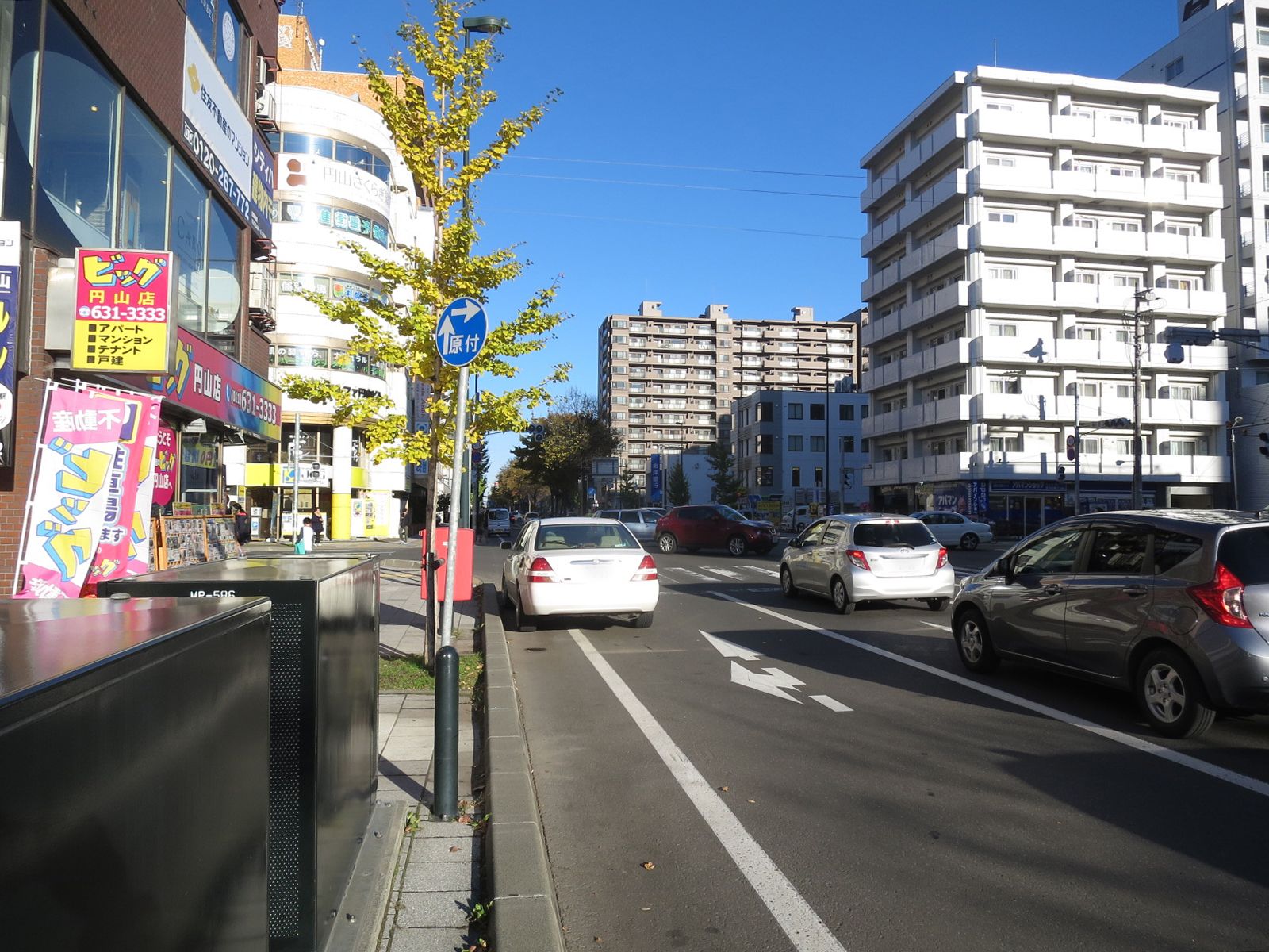 オフィスビル前面の大通