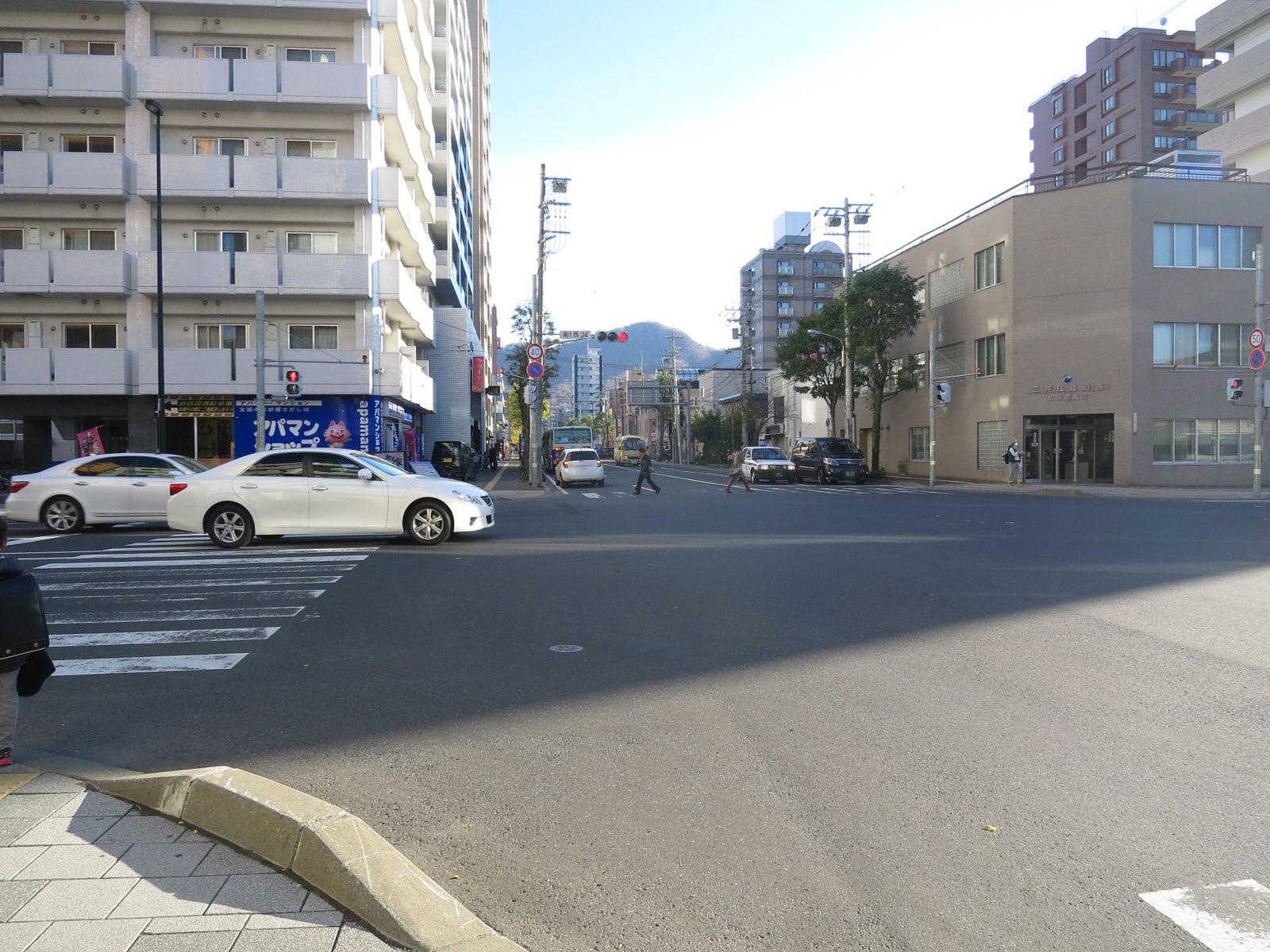 事務所前面の大通西24交差点