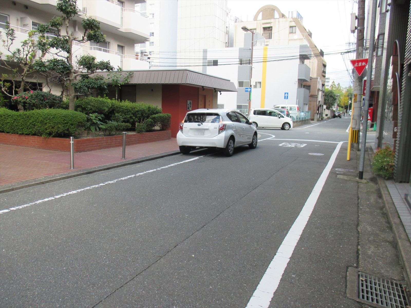 オフィスビル前面の通り
