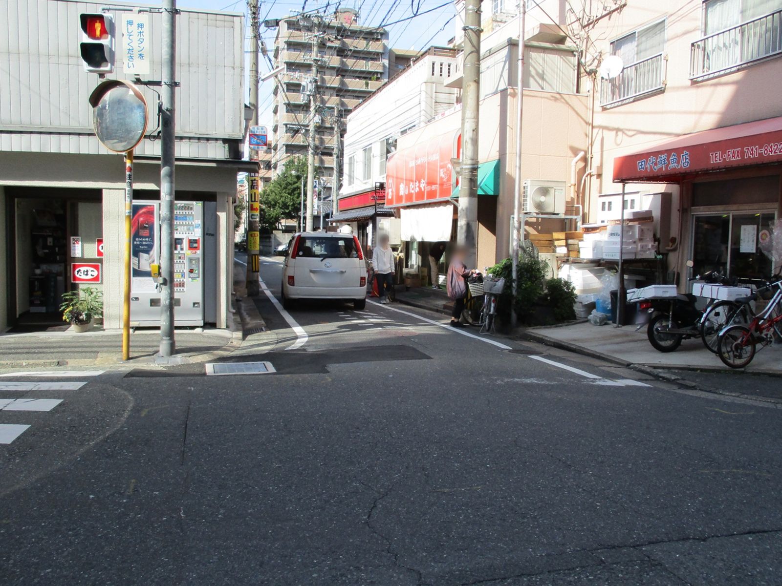 オフィスビル前面の通り