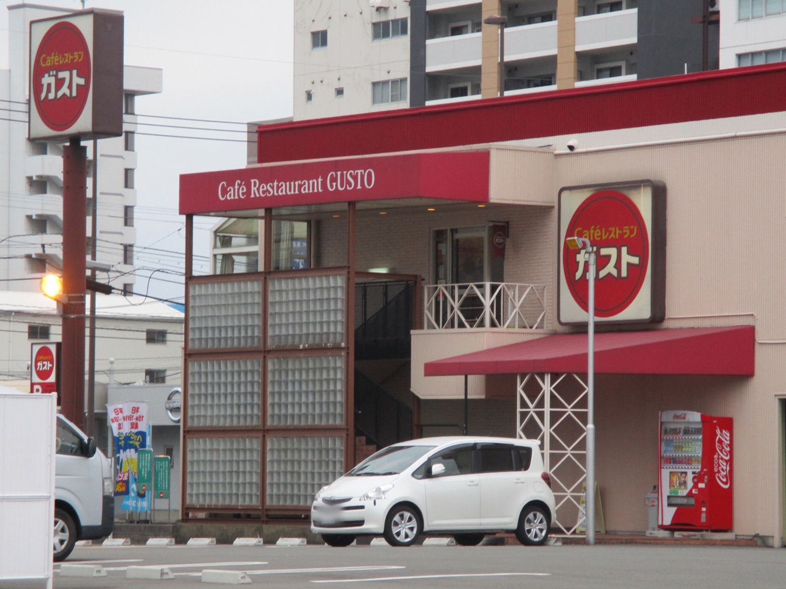 通り沿いのガスト博多駅南店