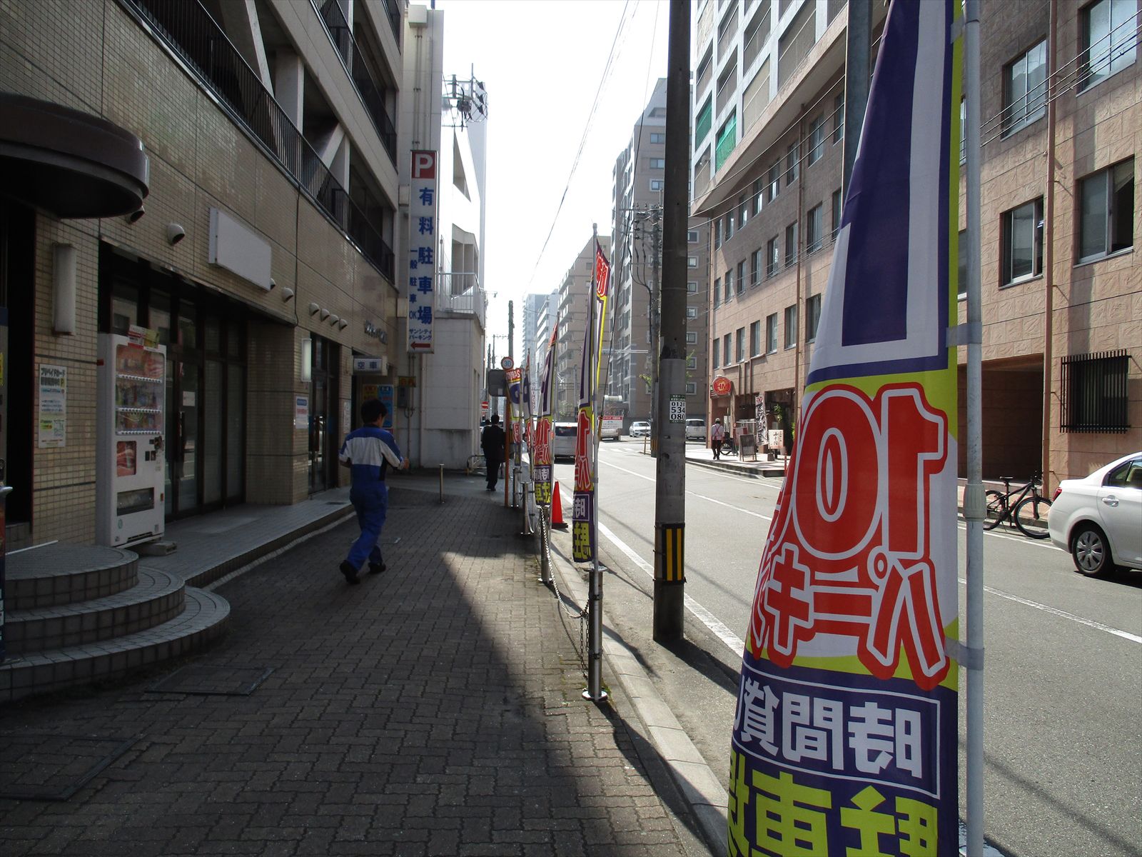 オフィスビル前面の通り