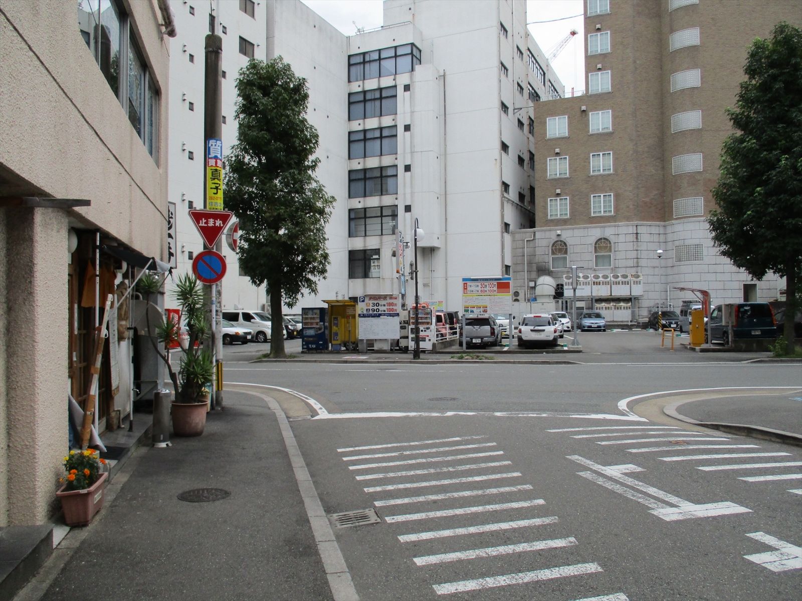 オフィスビル前面の通り