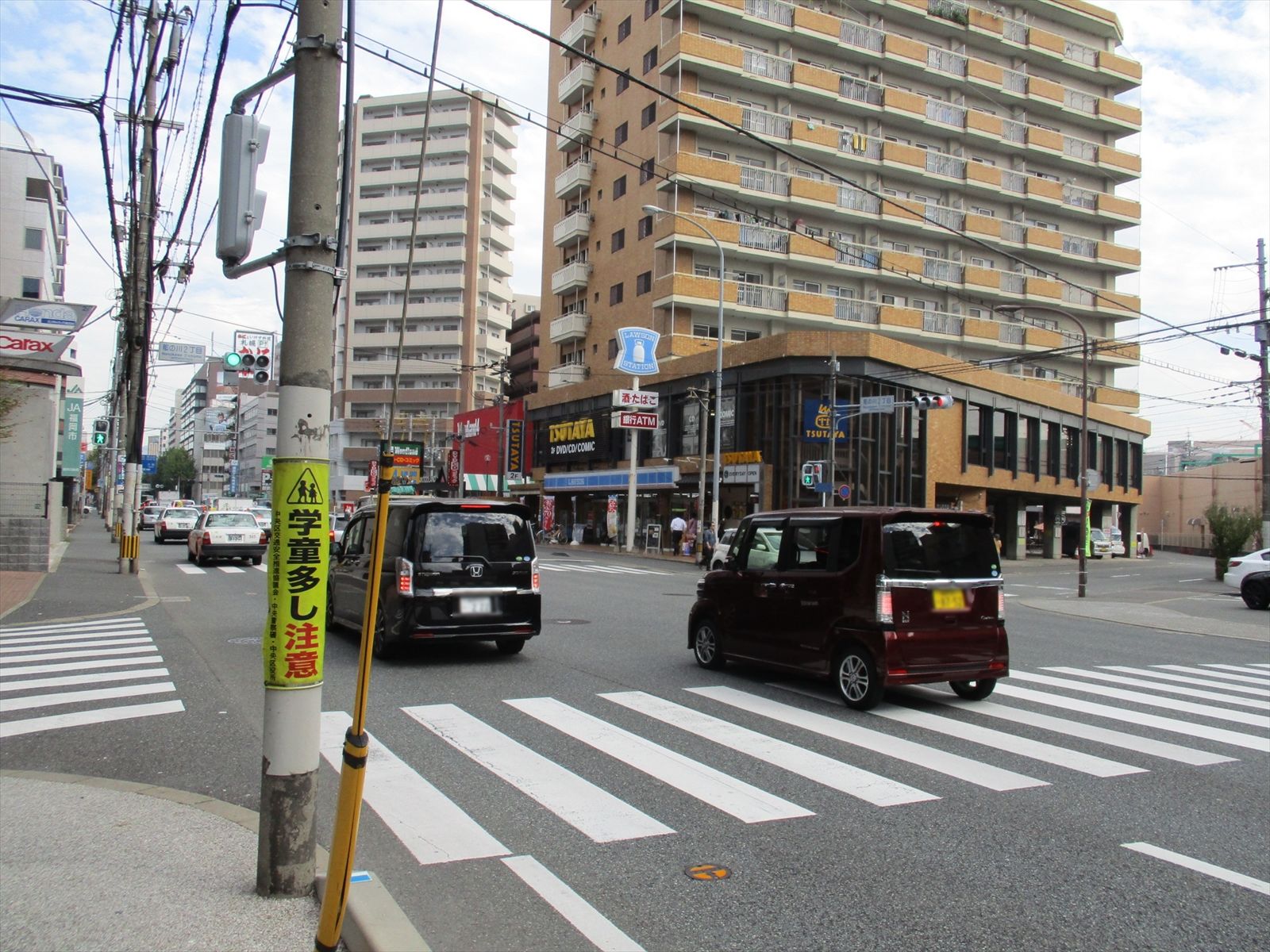 CR福岡ビル前面の百年橋通り