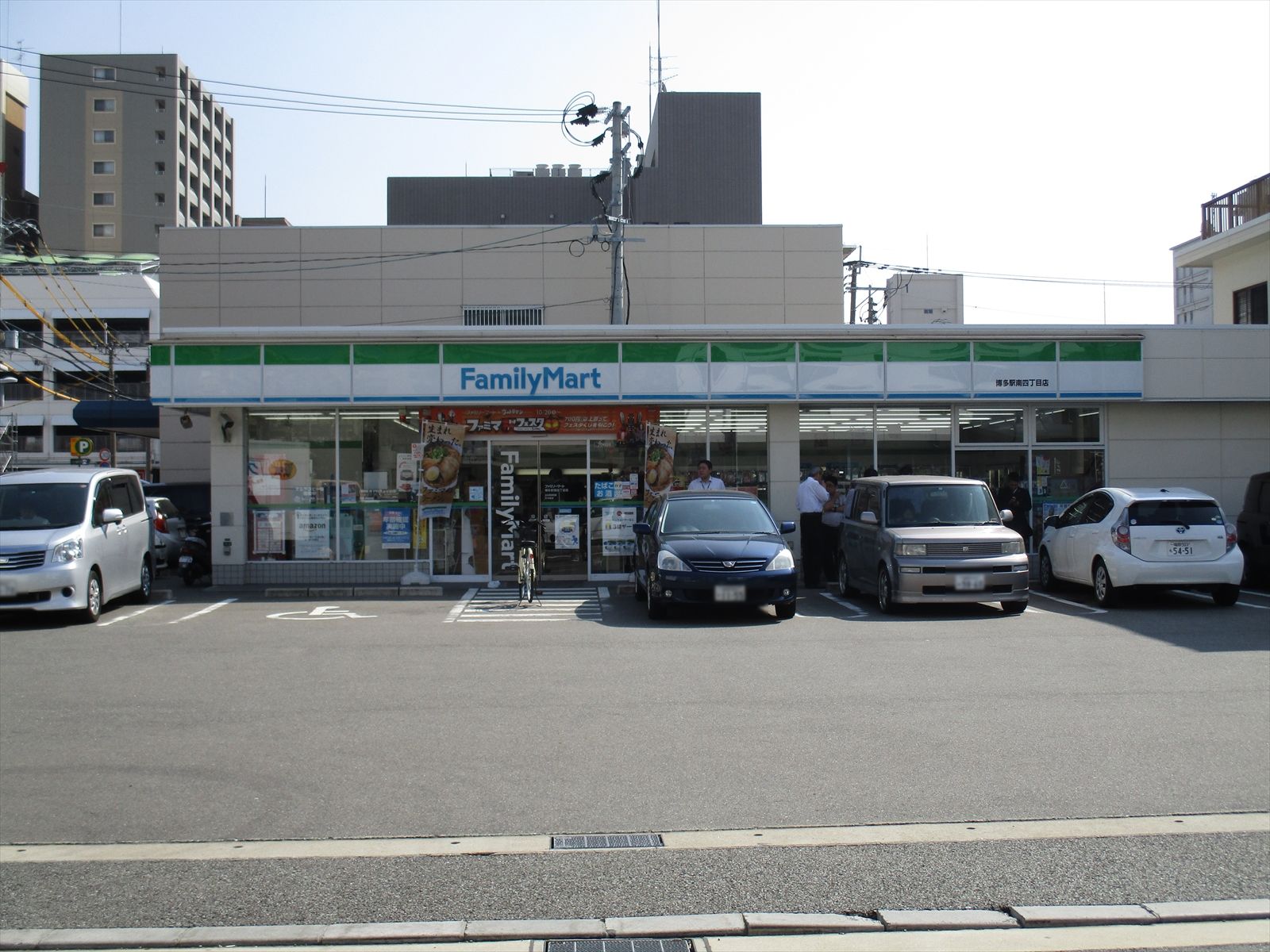 ファミリーマート博多駅南四丁目店すぐ近く