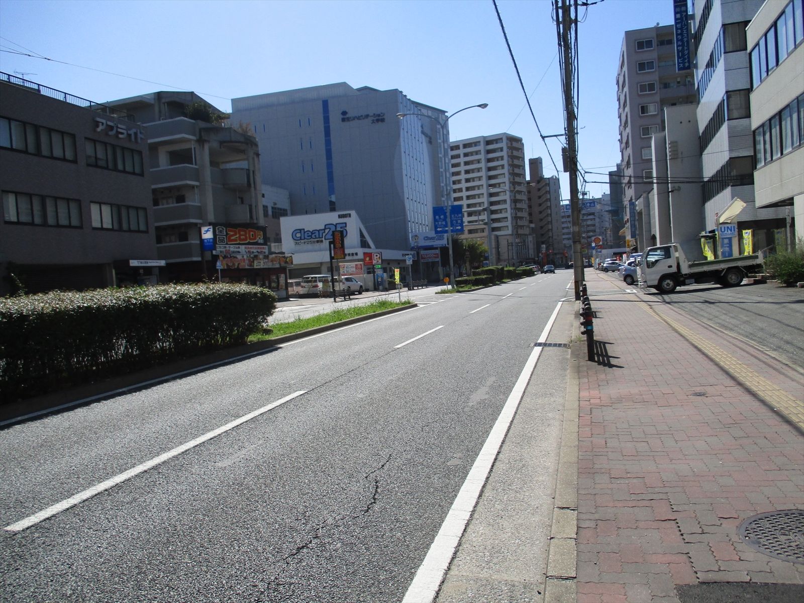 オフィスビル前面の道路
