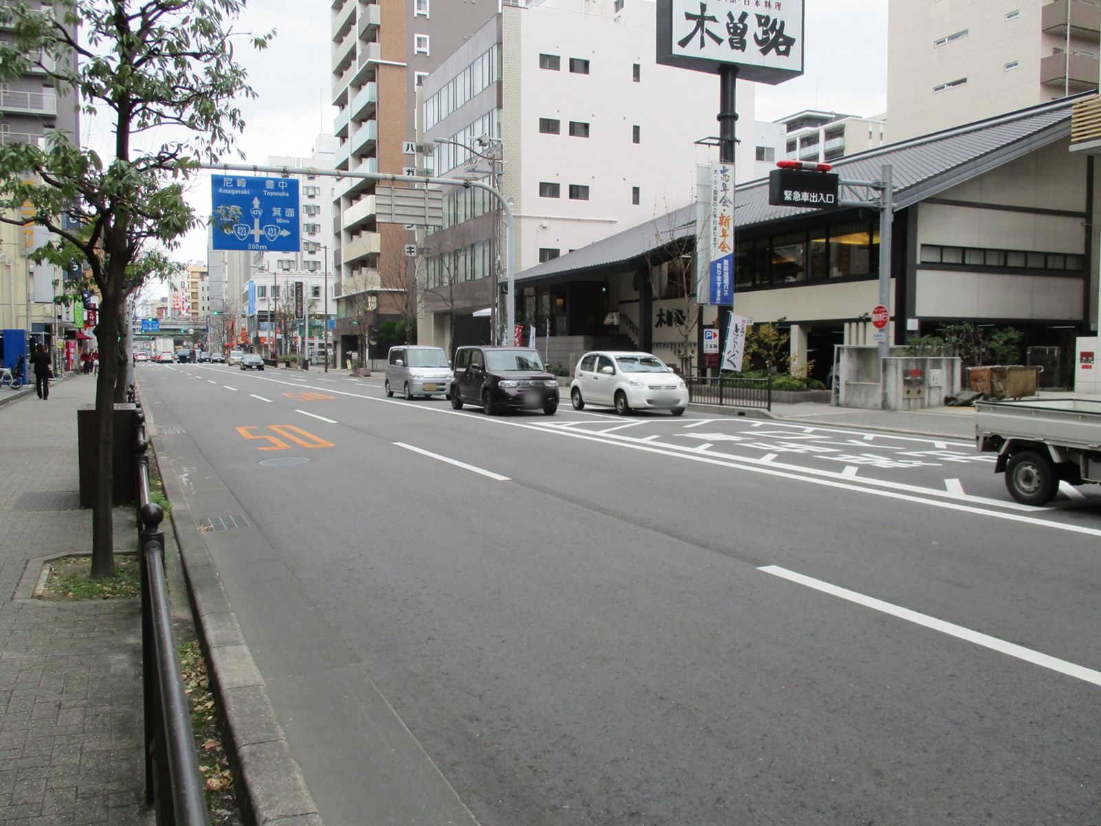 オフィスビル前面の内環状線