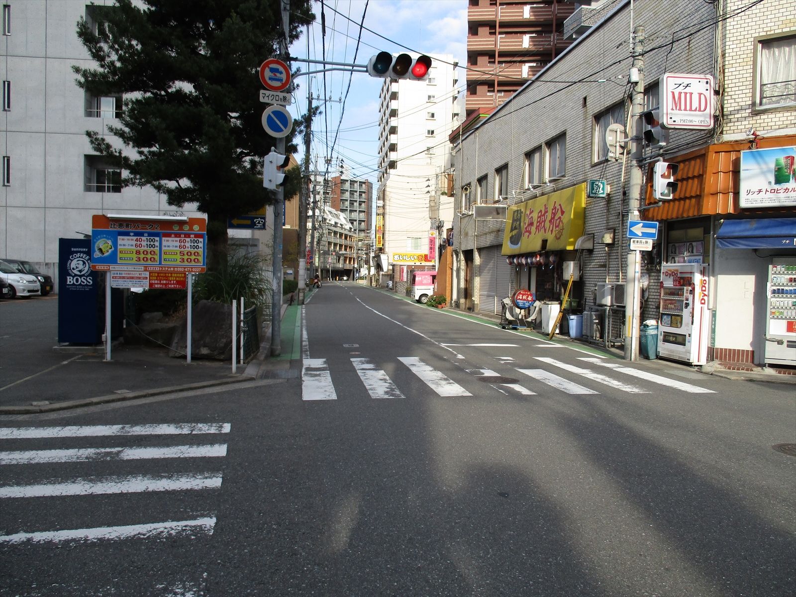 オフィスビル前面の十字路