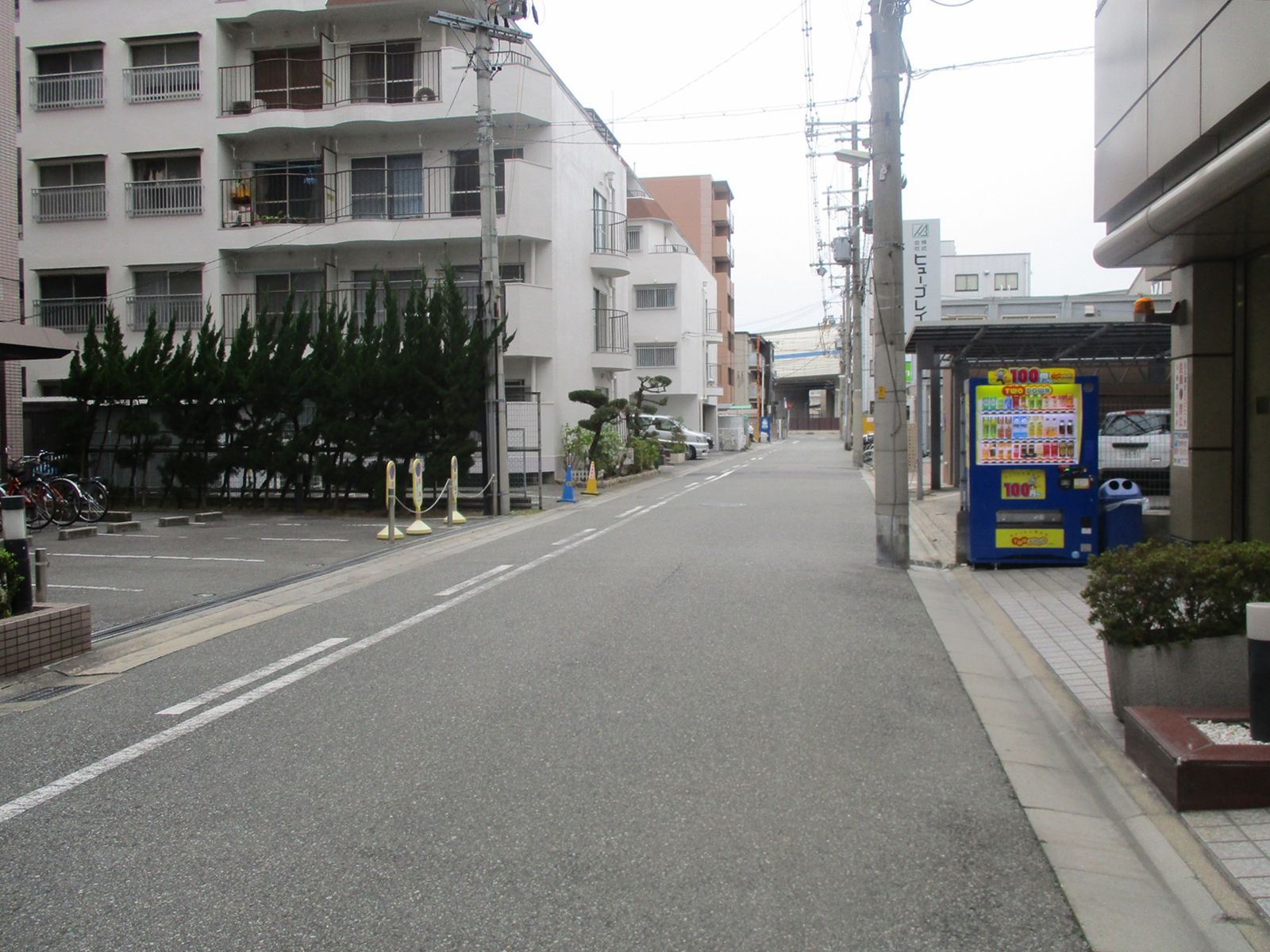 オフィスビル前面の通り