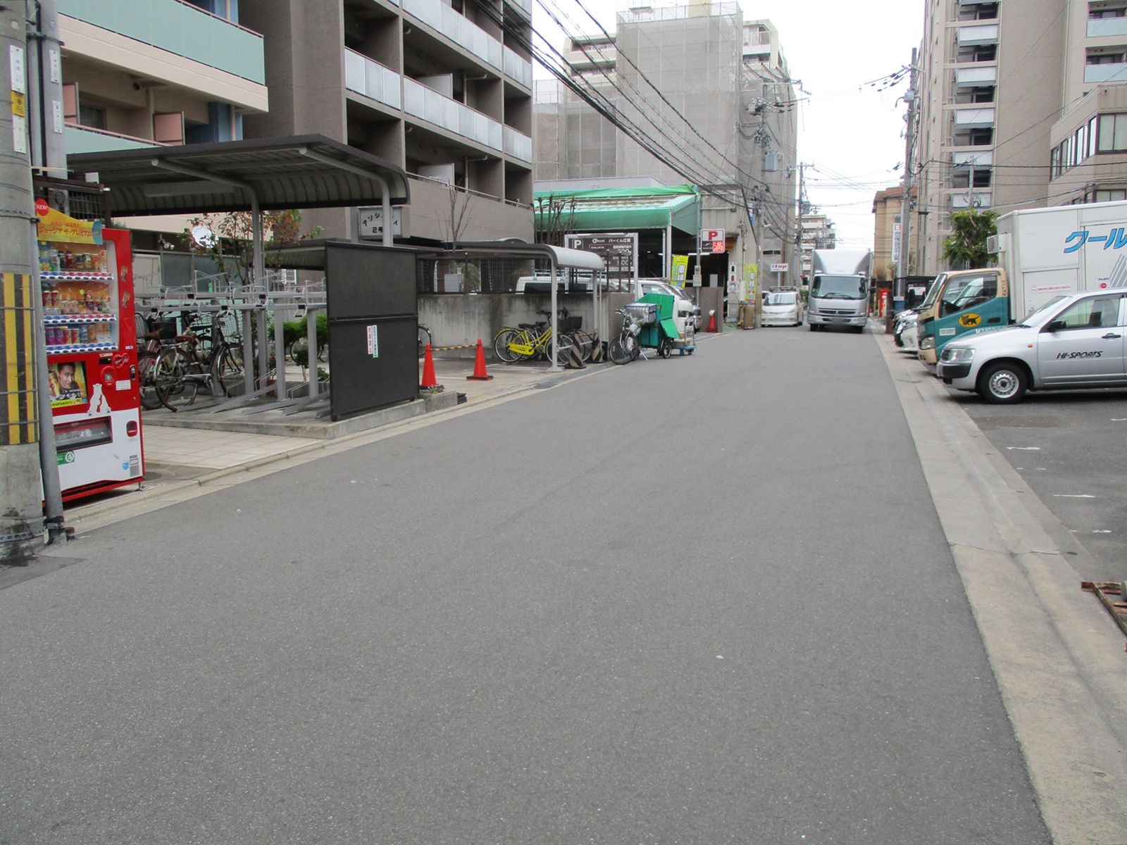 オフィスビル前面の通り