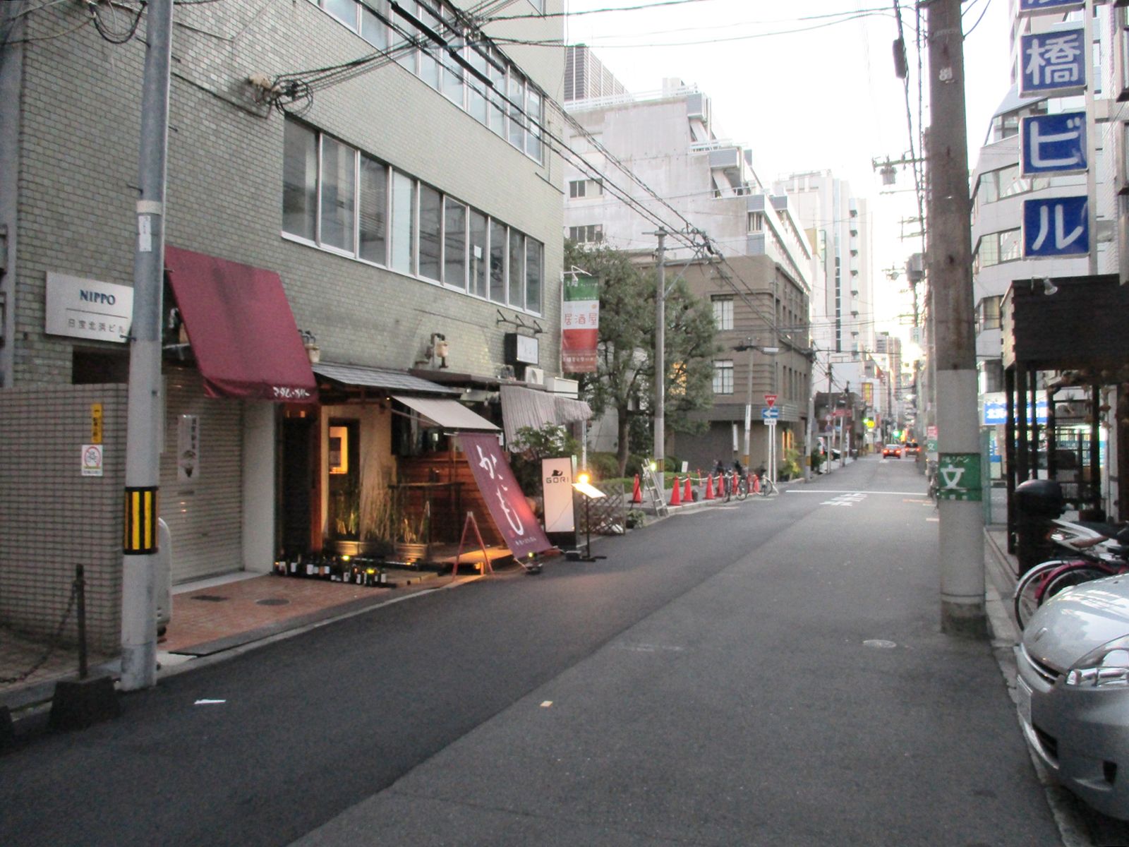 オフィスビル前面の通り