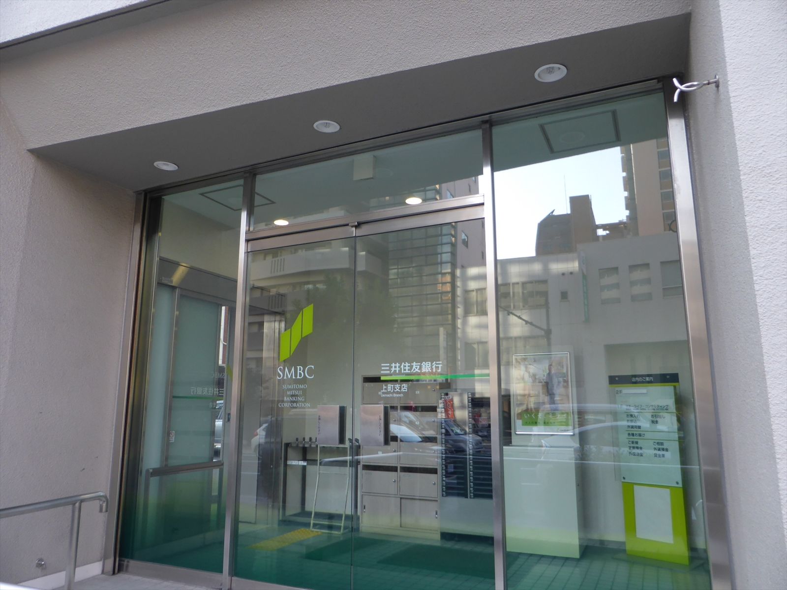 谷町筋沿いの三井住友銀行上町支店