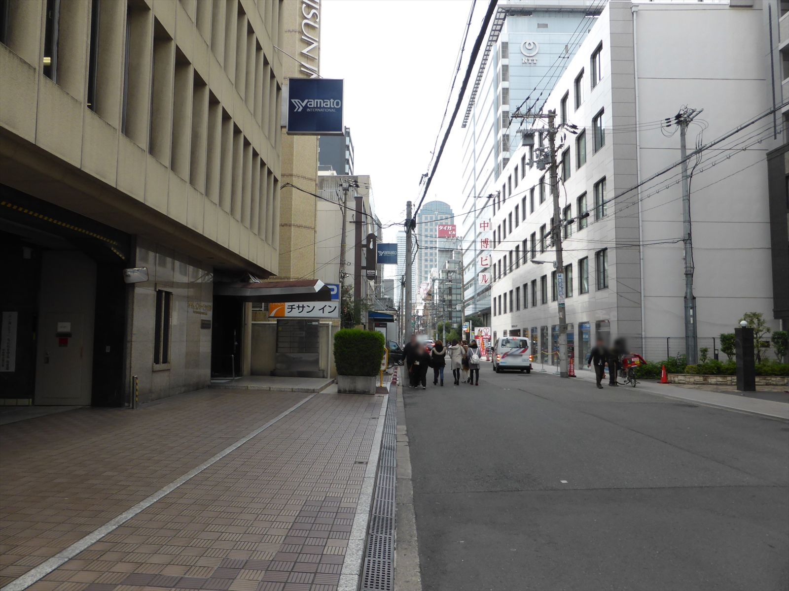 オフィスビル前面道路