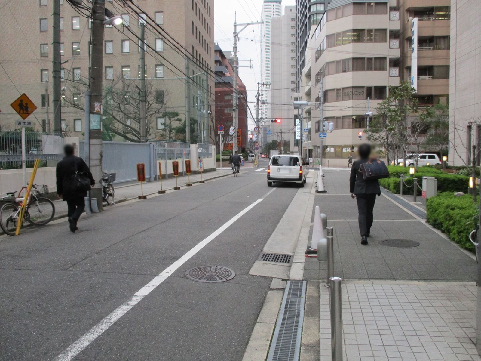 オフィスビル前面道路