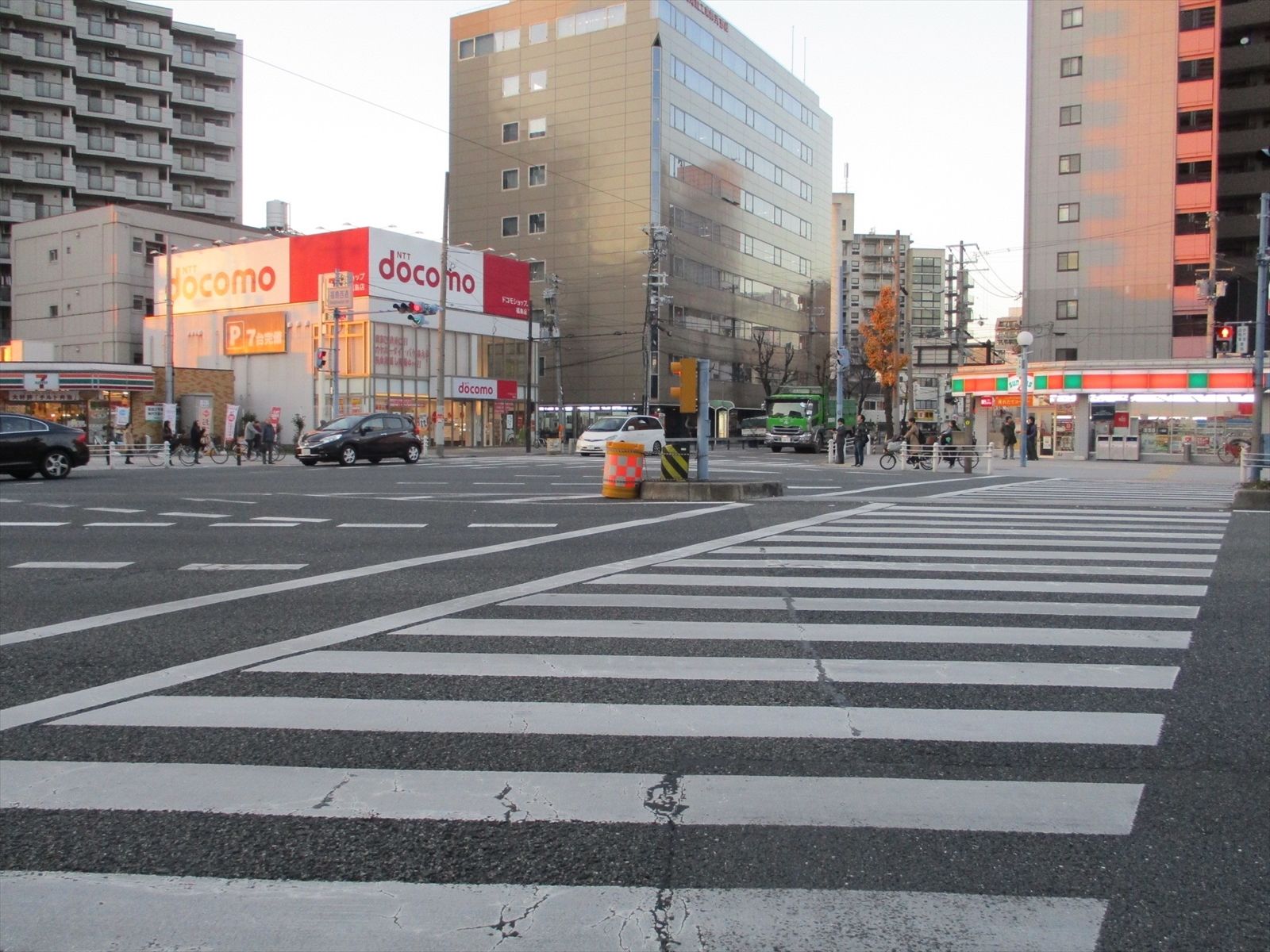オフィスビル前面の国道2号線