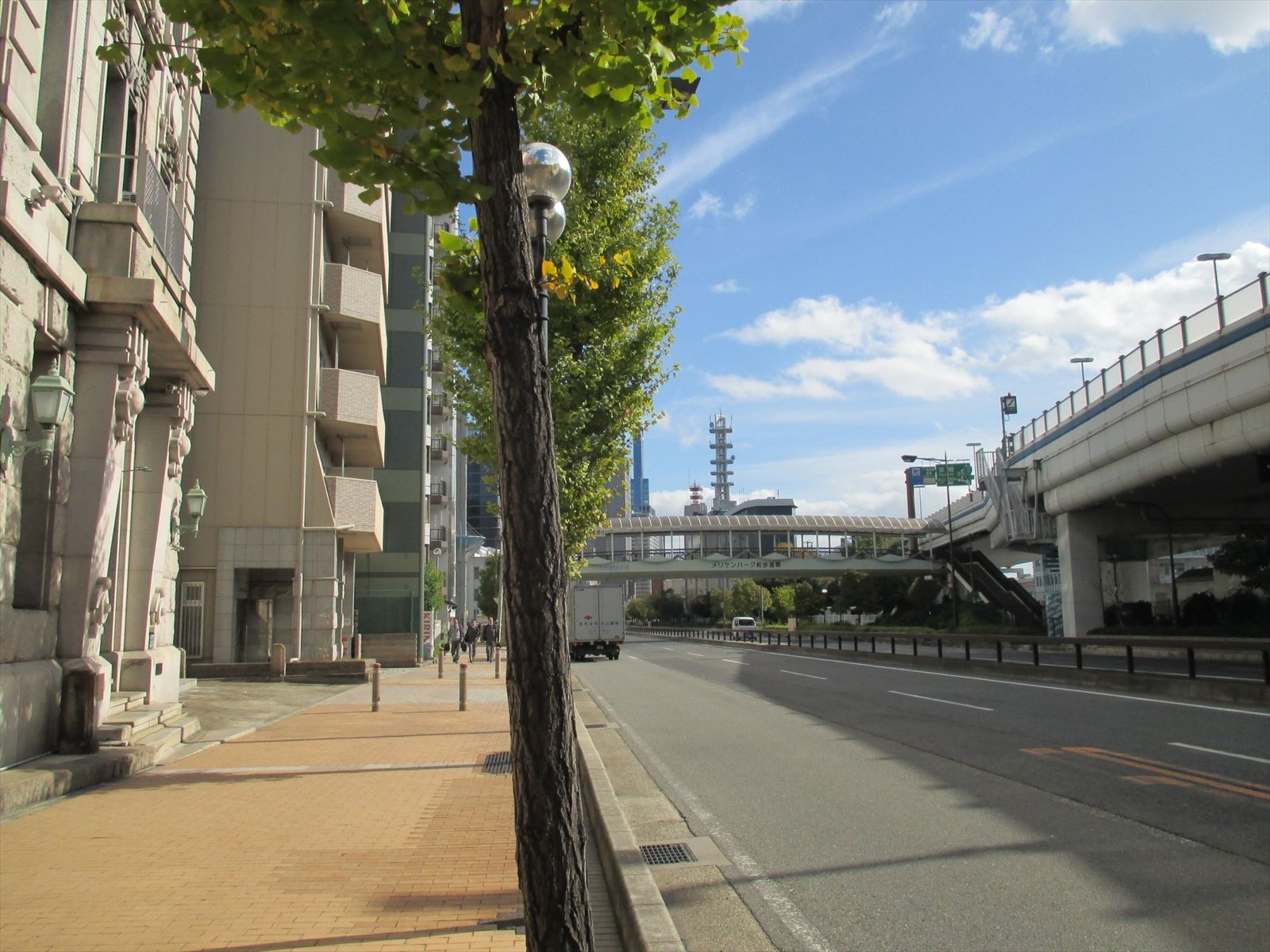 オフィスビル前面の国道2号線