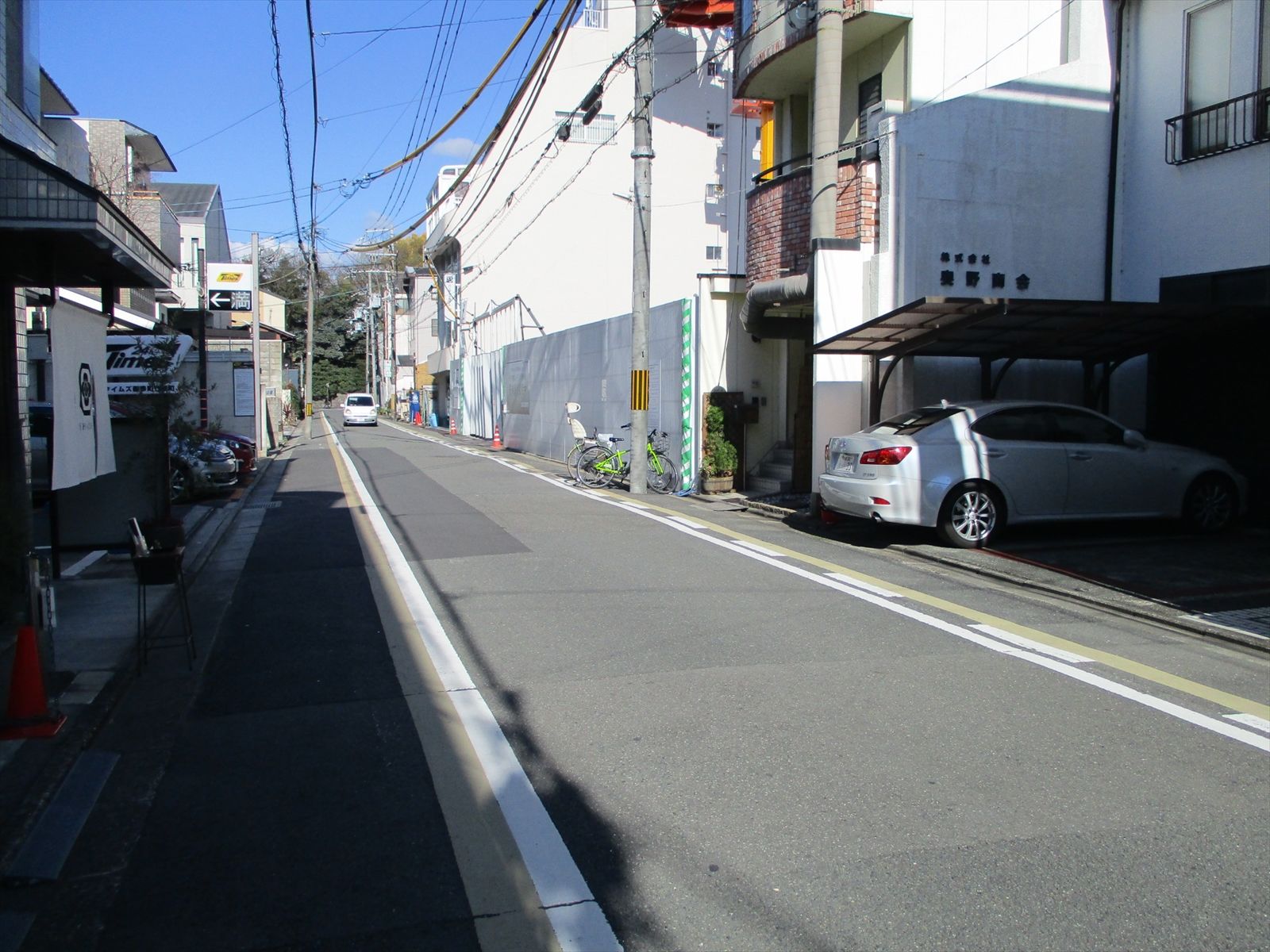 オフィスビル前面の御幸町通