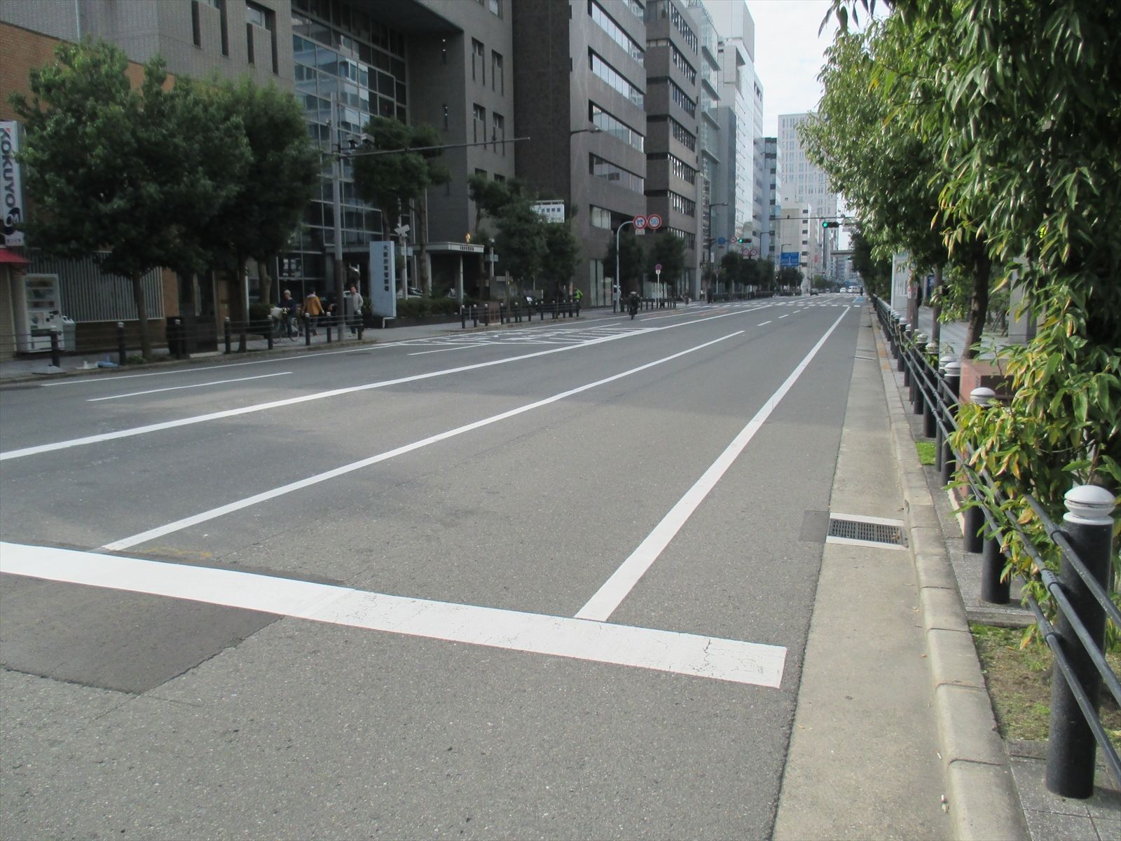 オフィスビル周辺の本町通