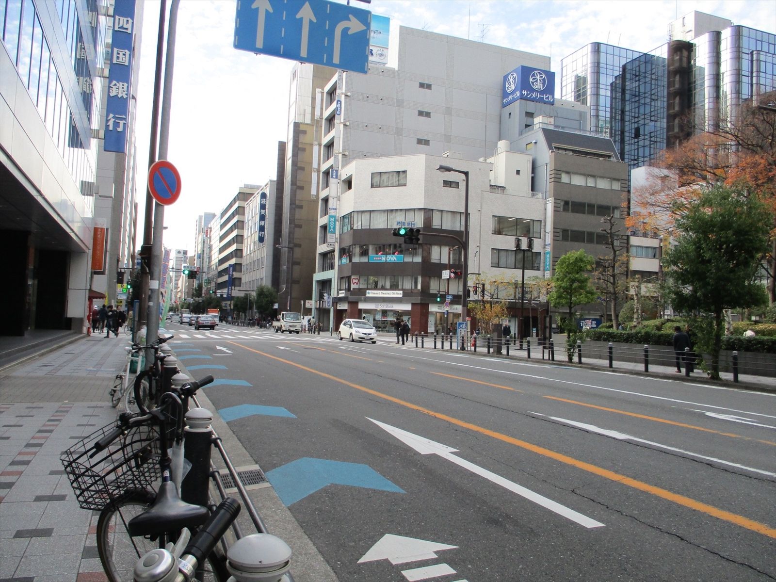 オフィスビル前面の通り