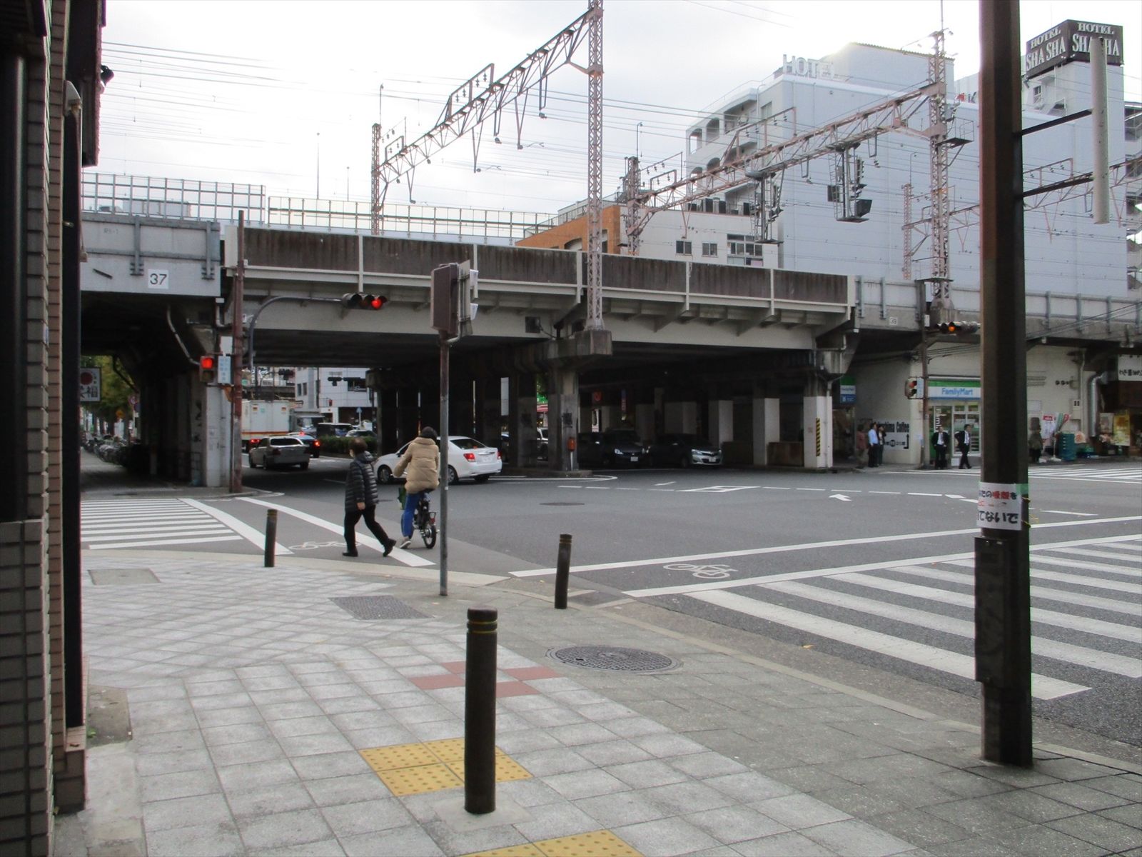 オフィスビル前面道路