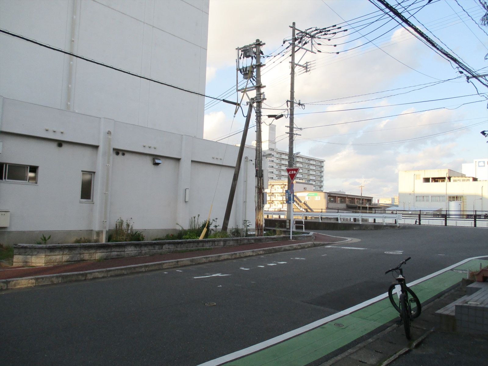 オフィスビル前面の通り