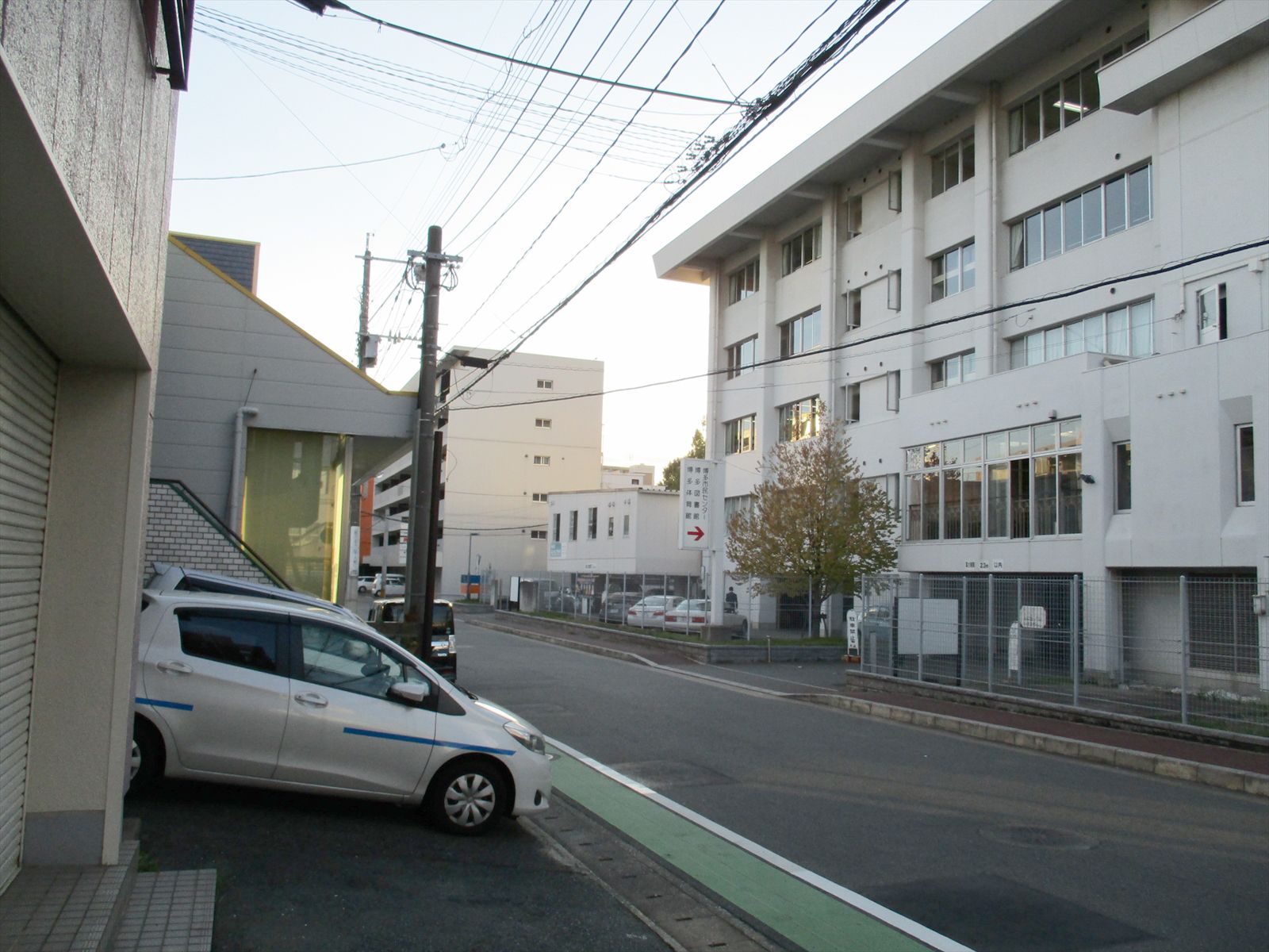 向かいは福岡市立博多市民センター