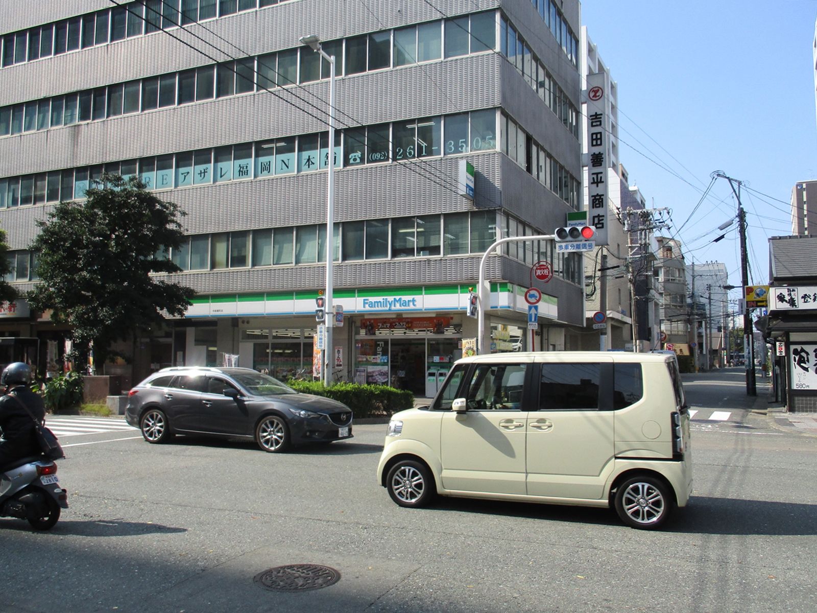 徒歩約1分のファミリーマート