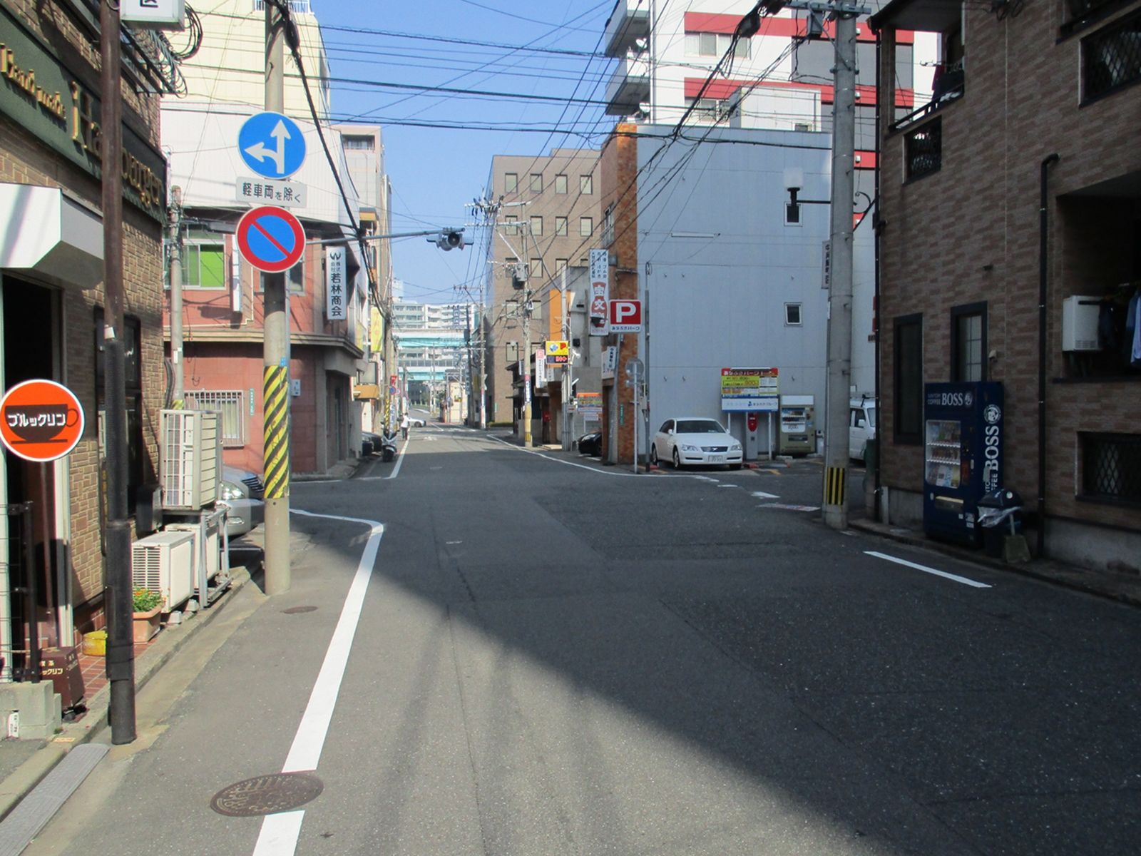 オフィスビル前面の通り