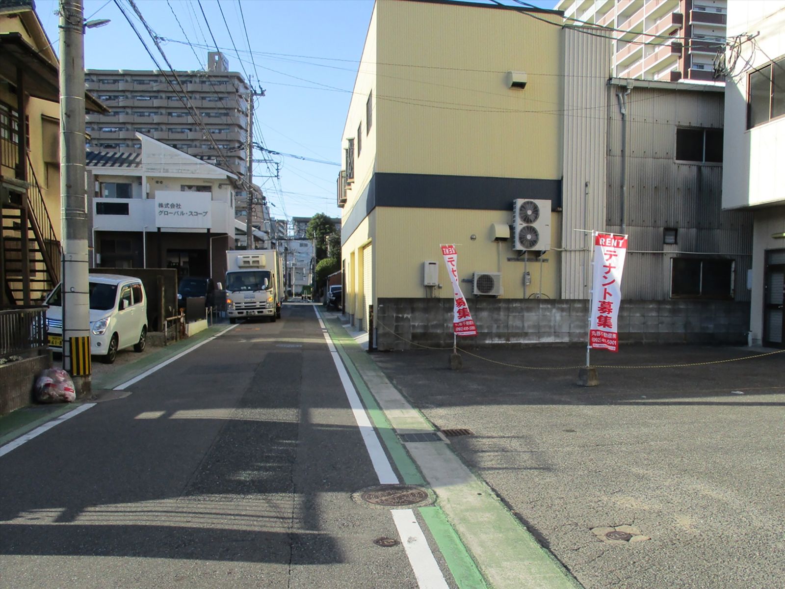 オフィスビル前の通り
