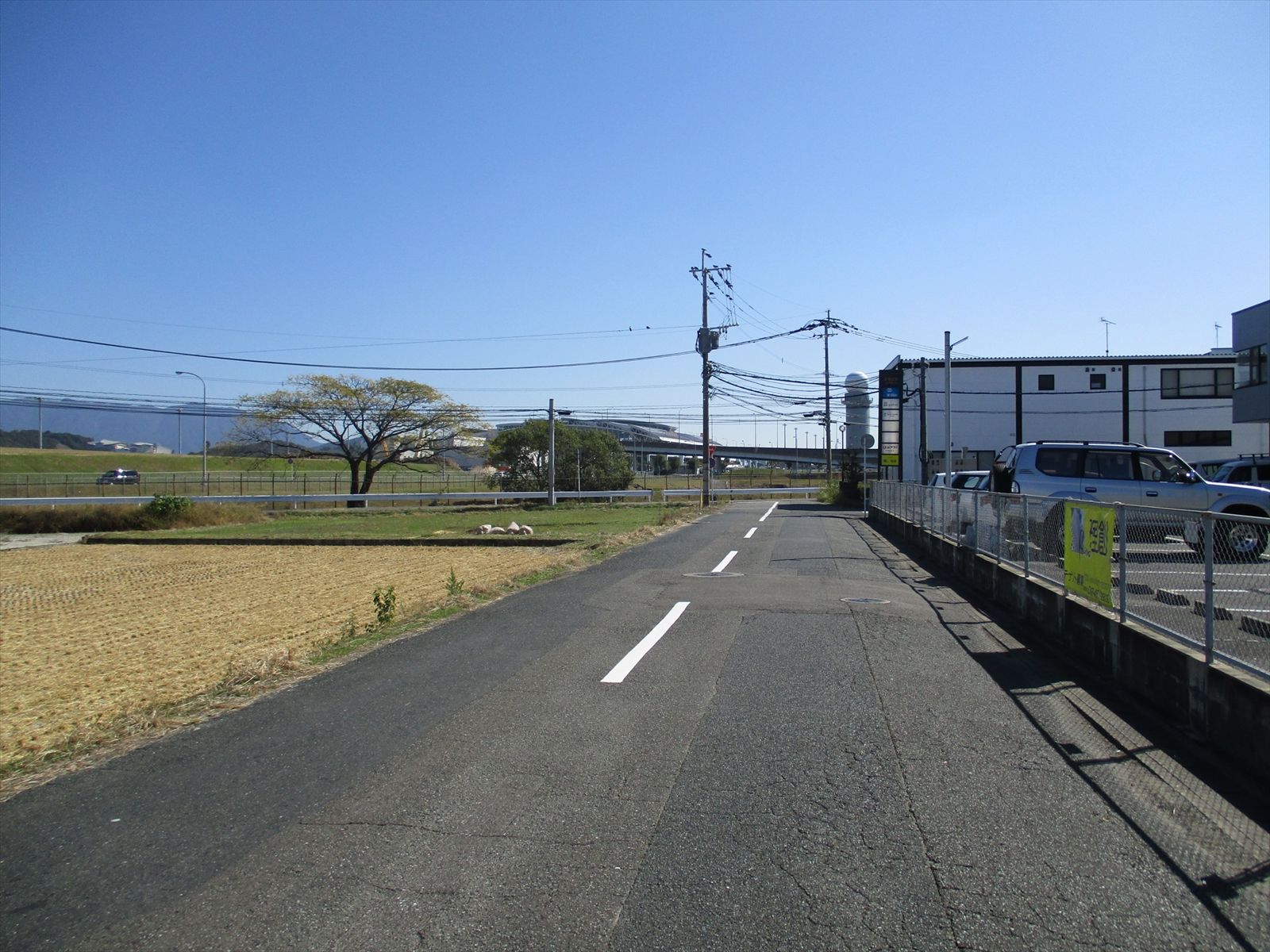 三弘エアポートビル前面の通り