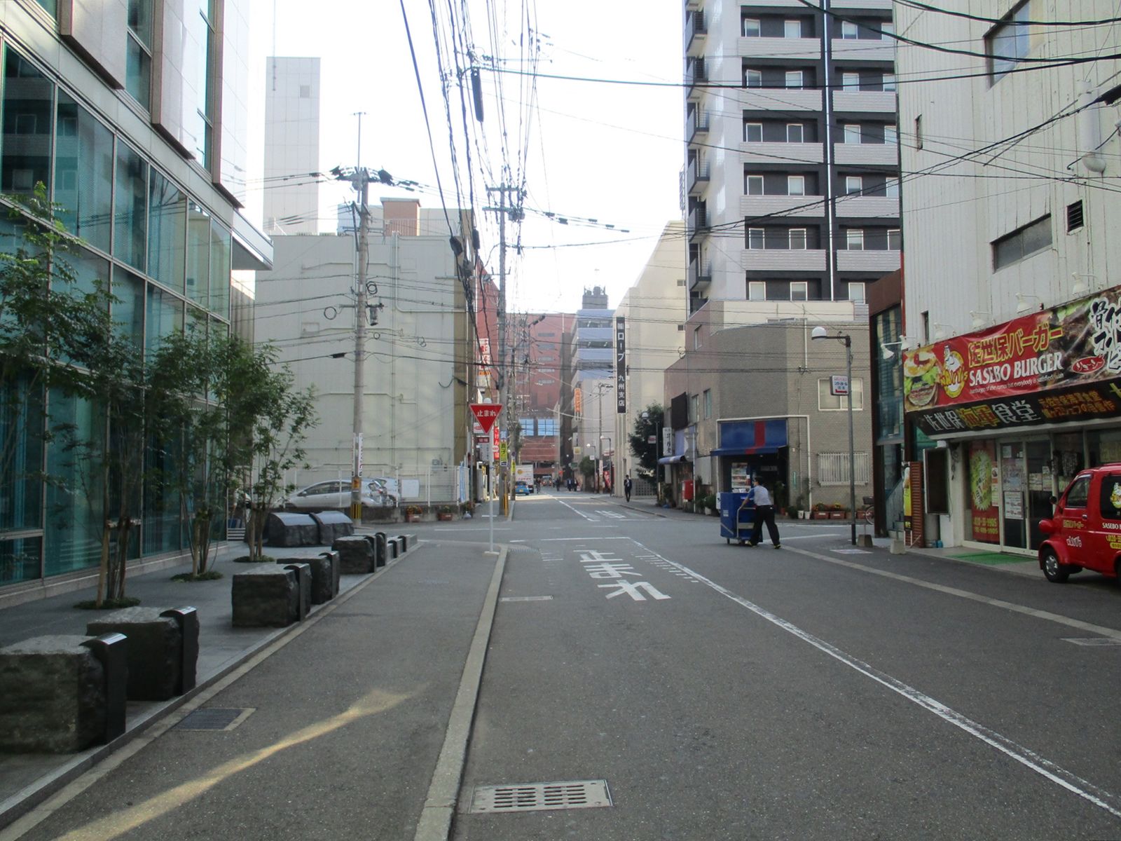 オフィスビル前面通り