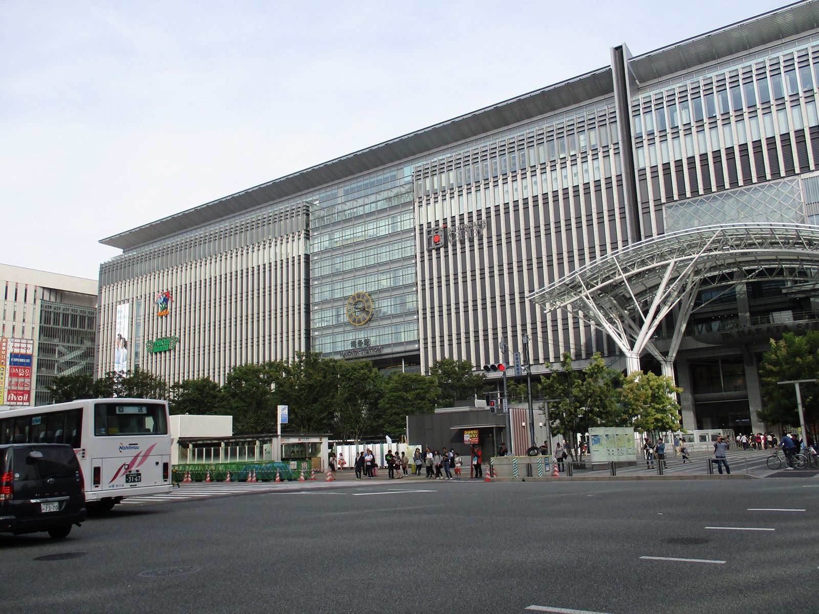 最寄りの「博多駅」
