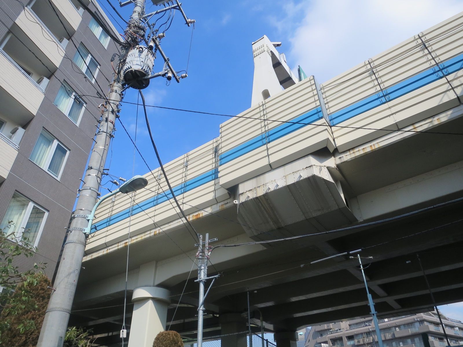 首都高速4号新宿線高架脇