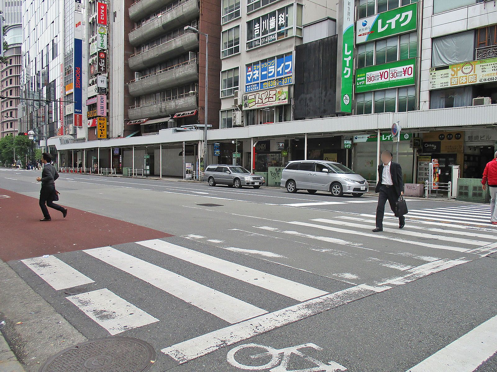 オフィスビル前面の通り