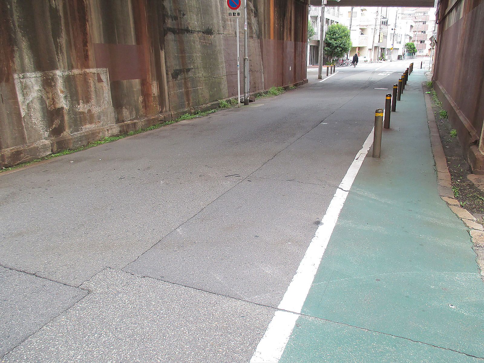 中川ビル前面の歩道