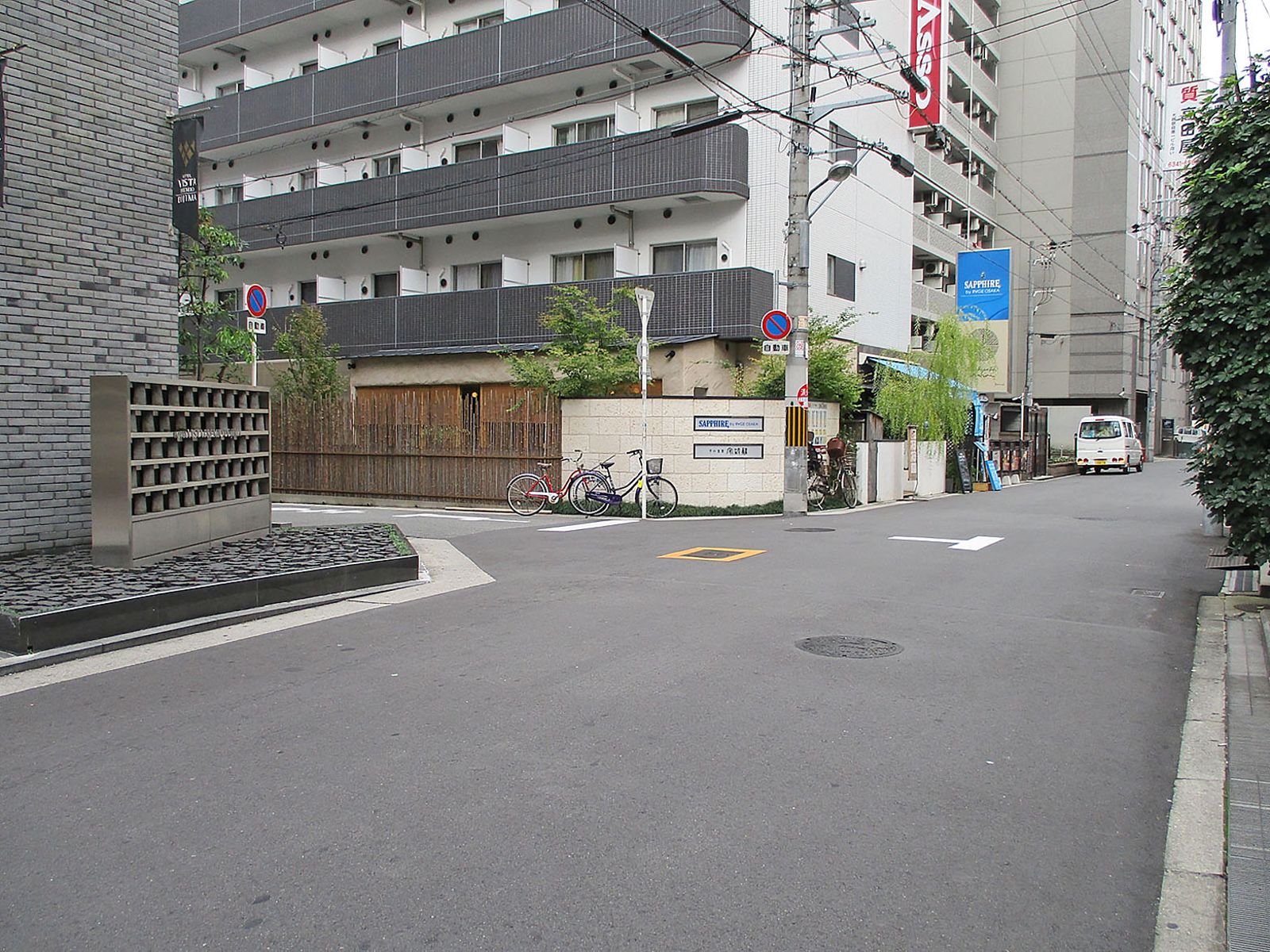 オフィスビル前面の通り