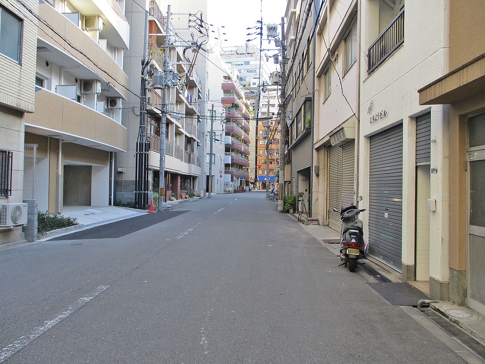 ユニハイム阿波座前面の通り