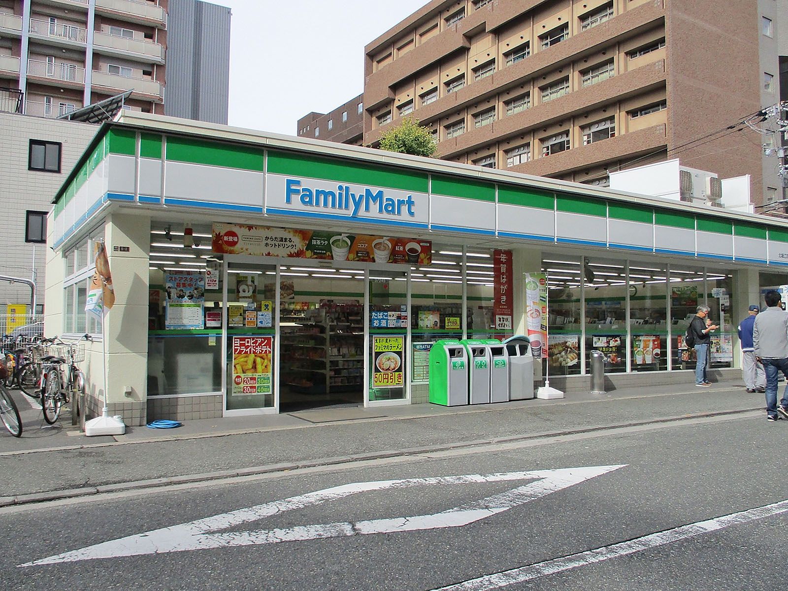 斜め向かいのファミリーマート北堀江四丁目店