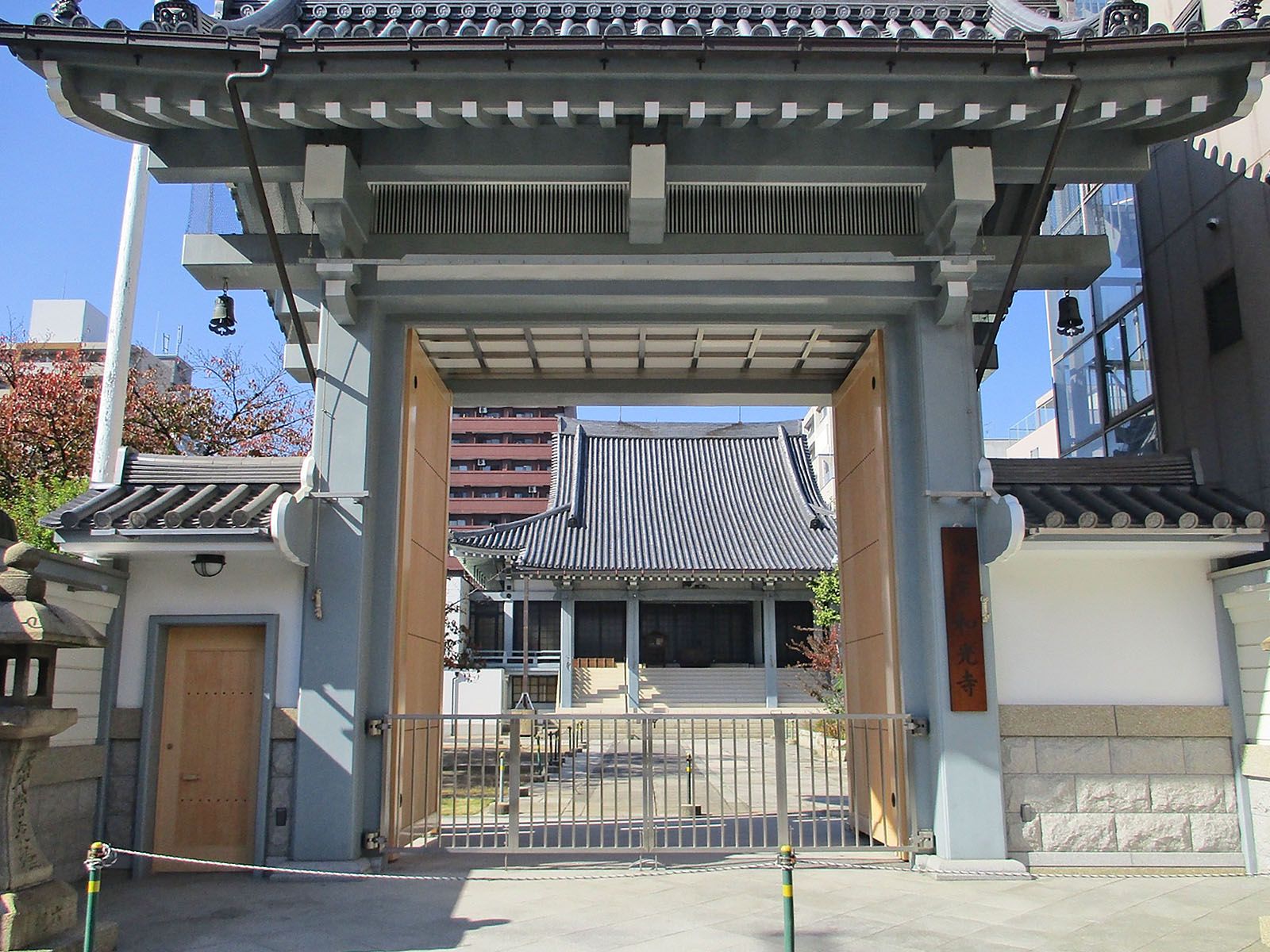 オフィスビルに隣接するお寺