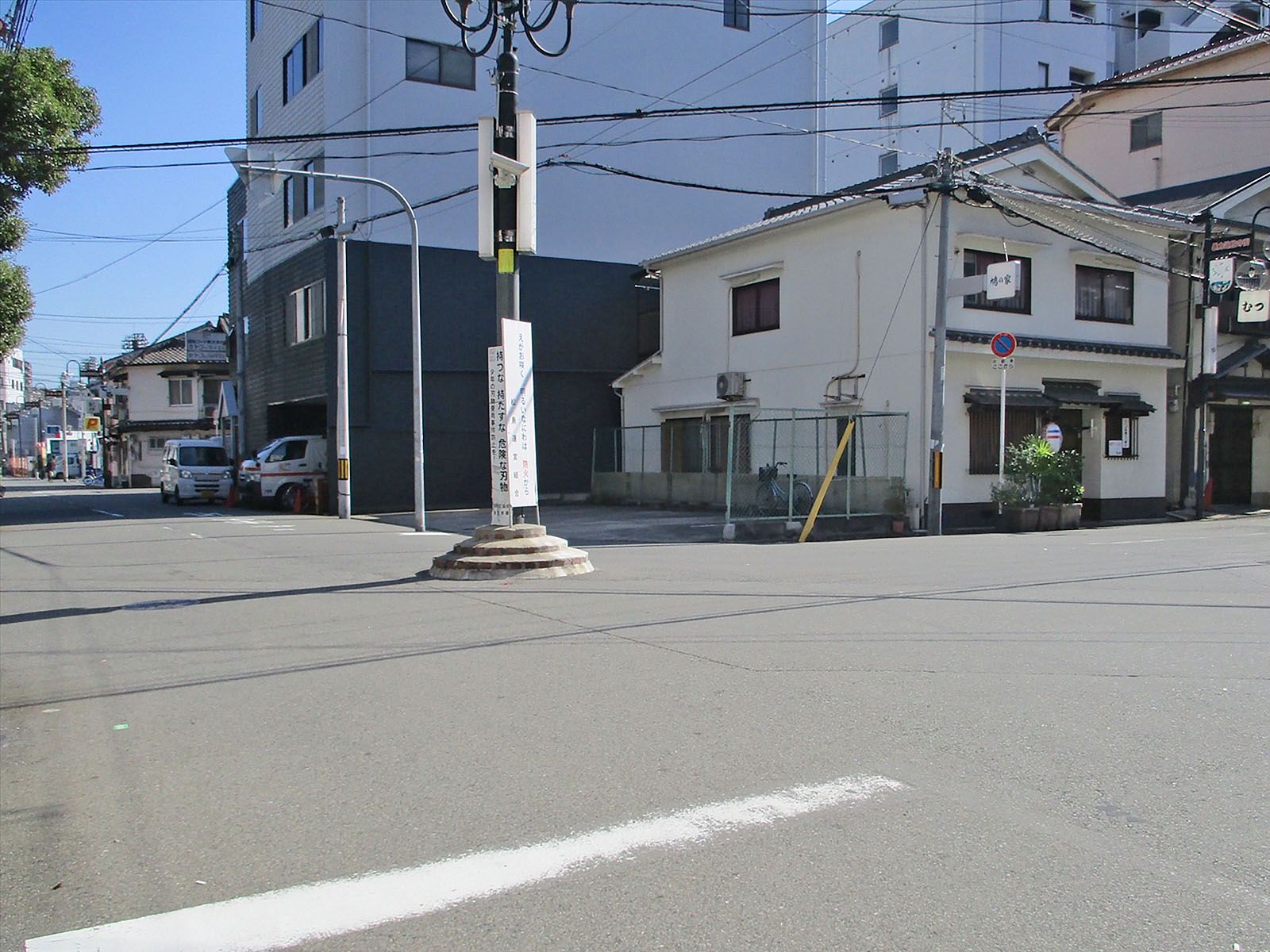 オフィスビル前の通り