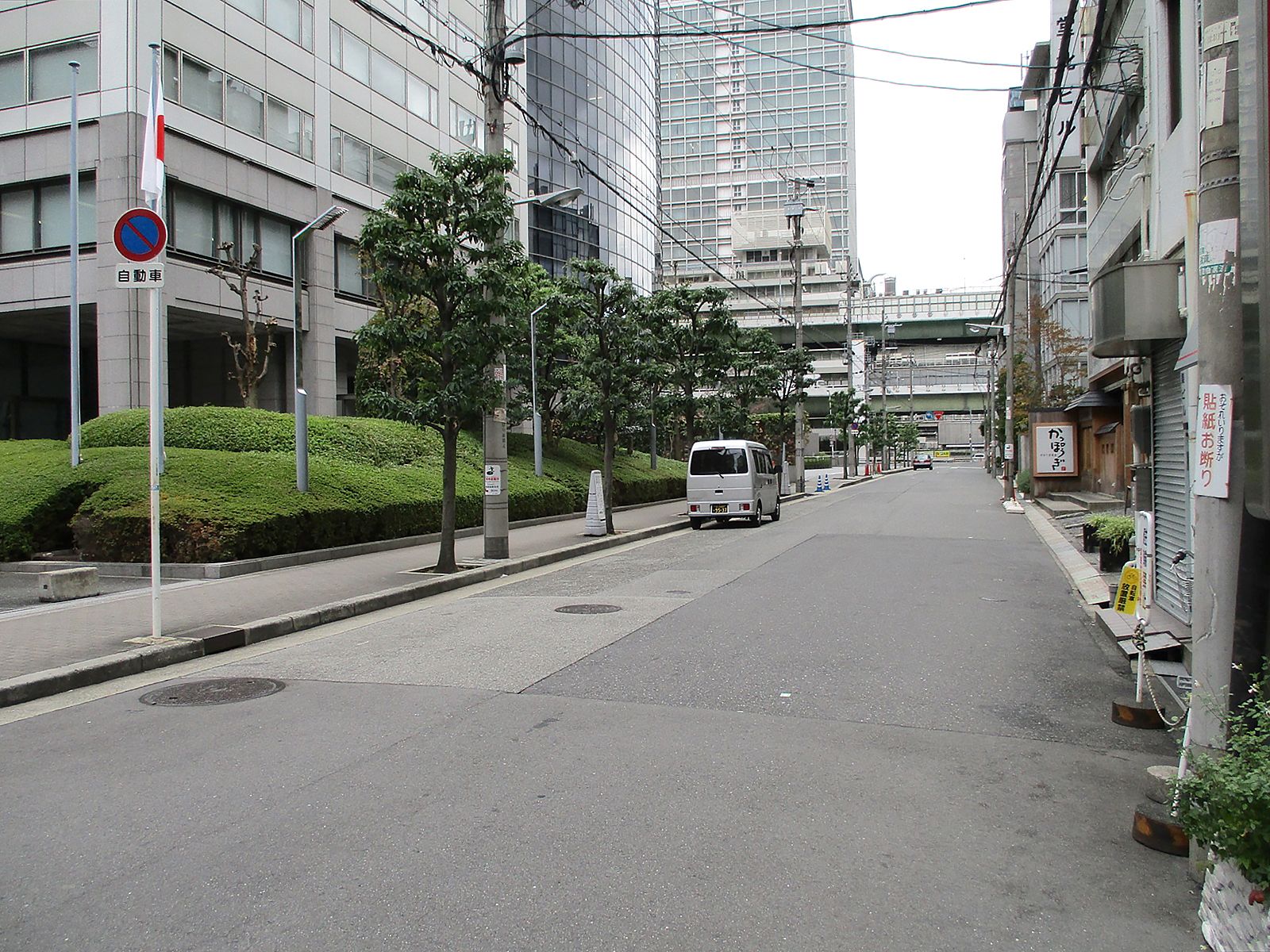 オフィスビル前面の通り