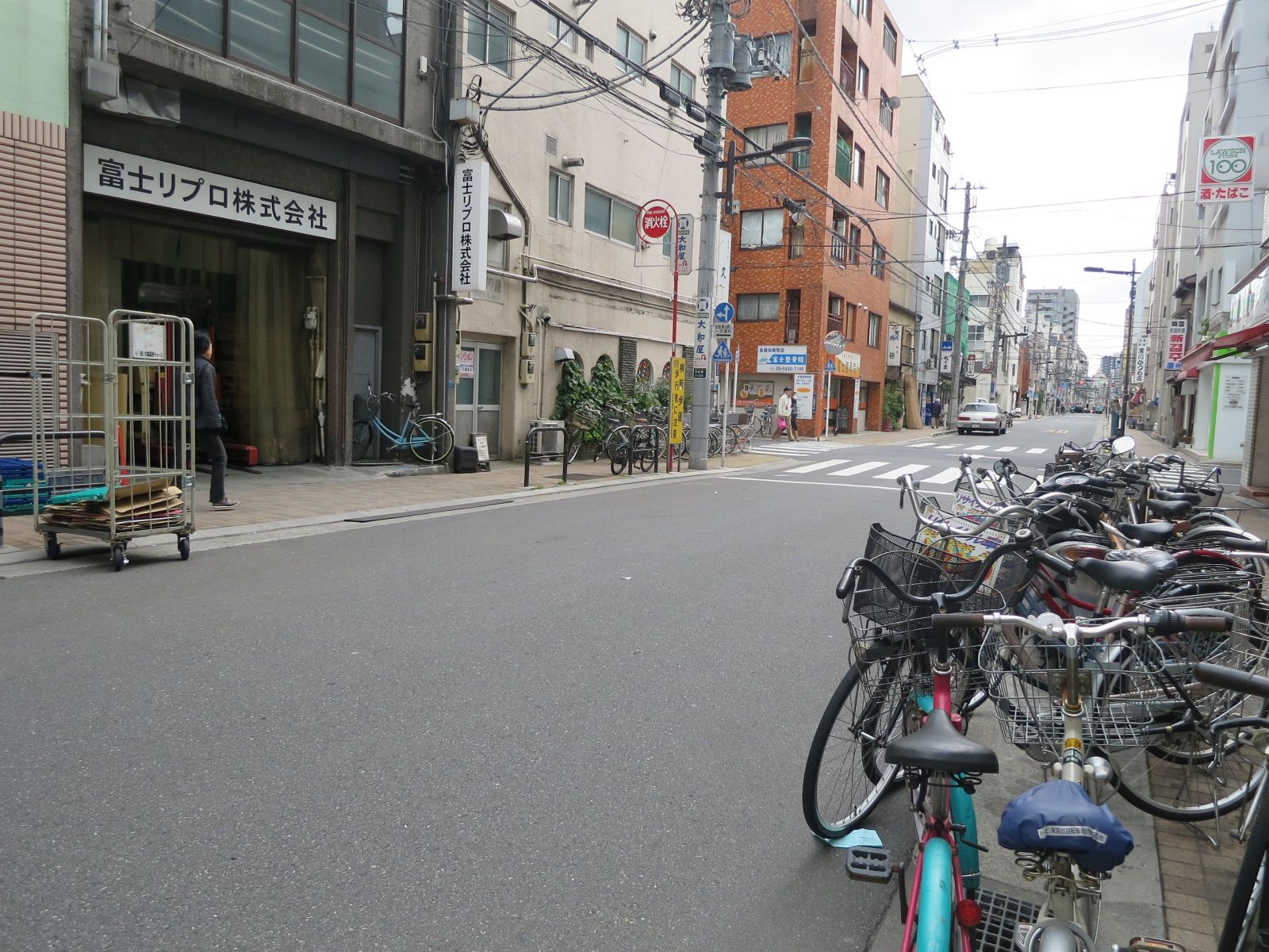 ヴェルデビル前面の通り
