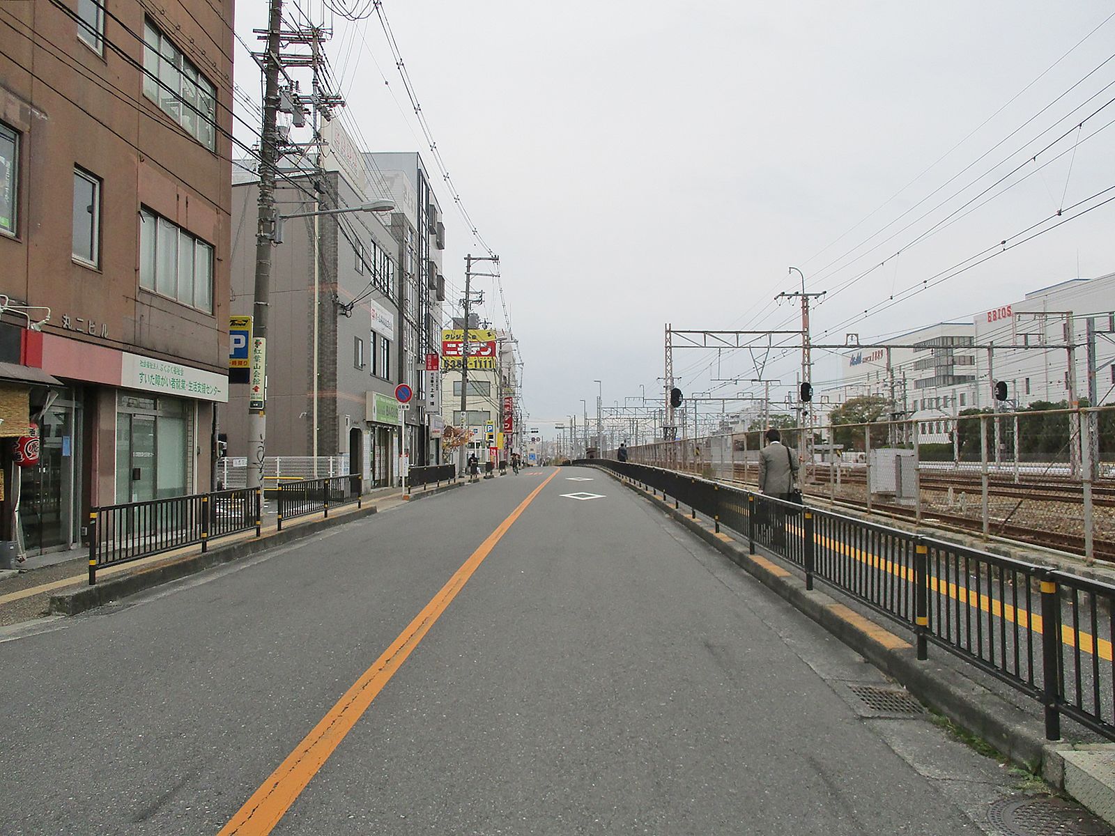 オフィスビル前面の通り